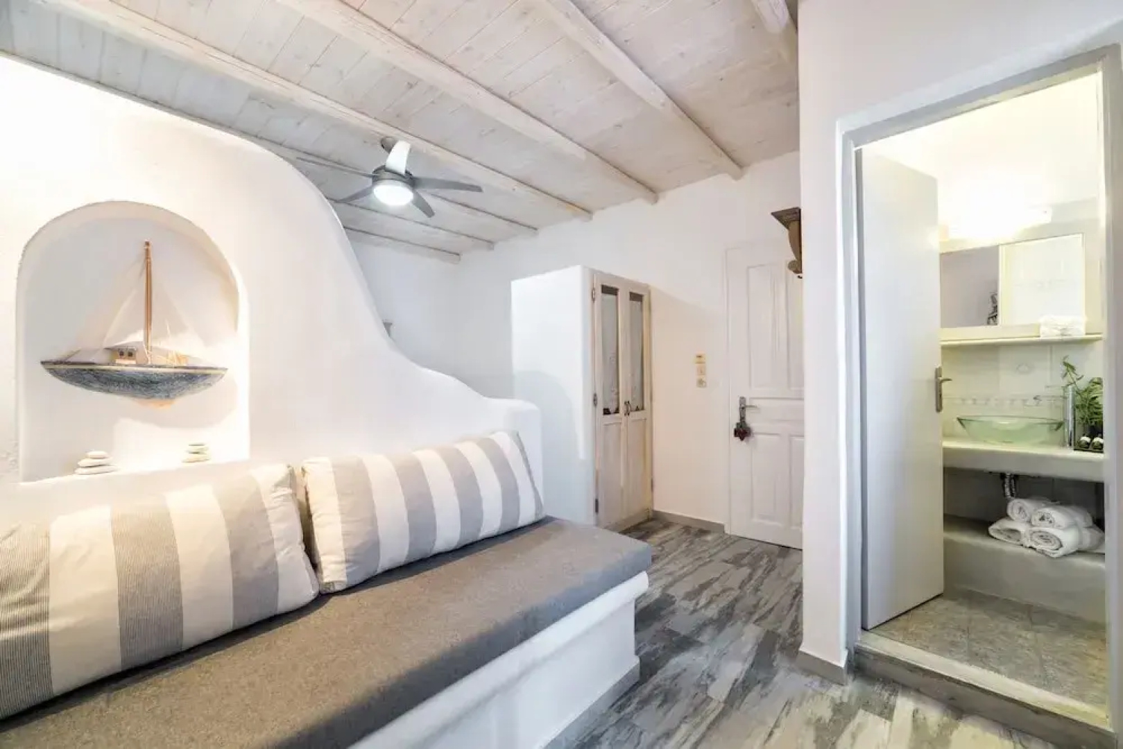 Blue Waves Suites & Apartments