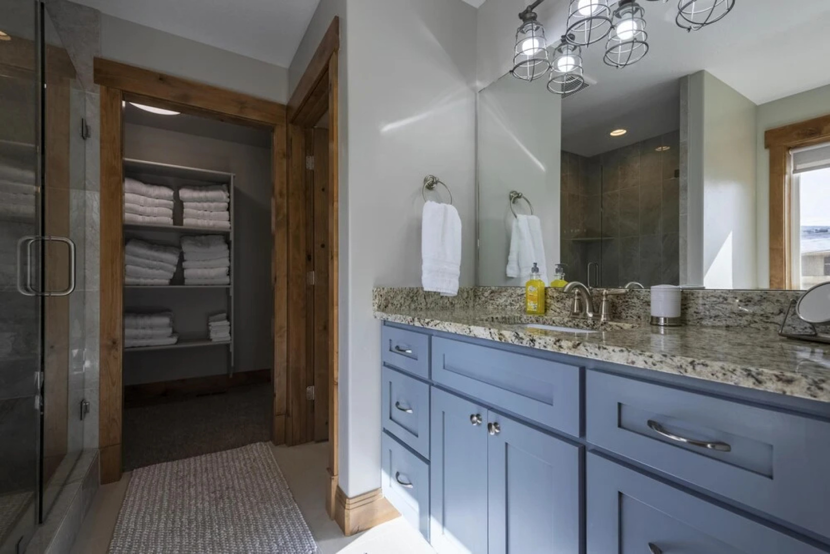 Beautiful Modern Lakefront Home - Private Beach Access, Clubhouse, Pool, & Hot Tub