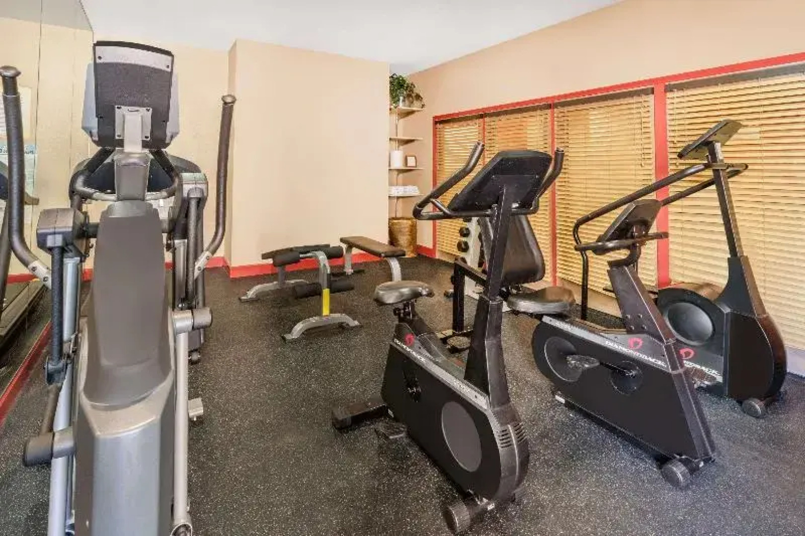 Hawthorn Suites by Wyndham Detroit Warren