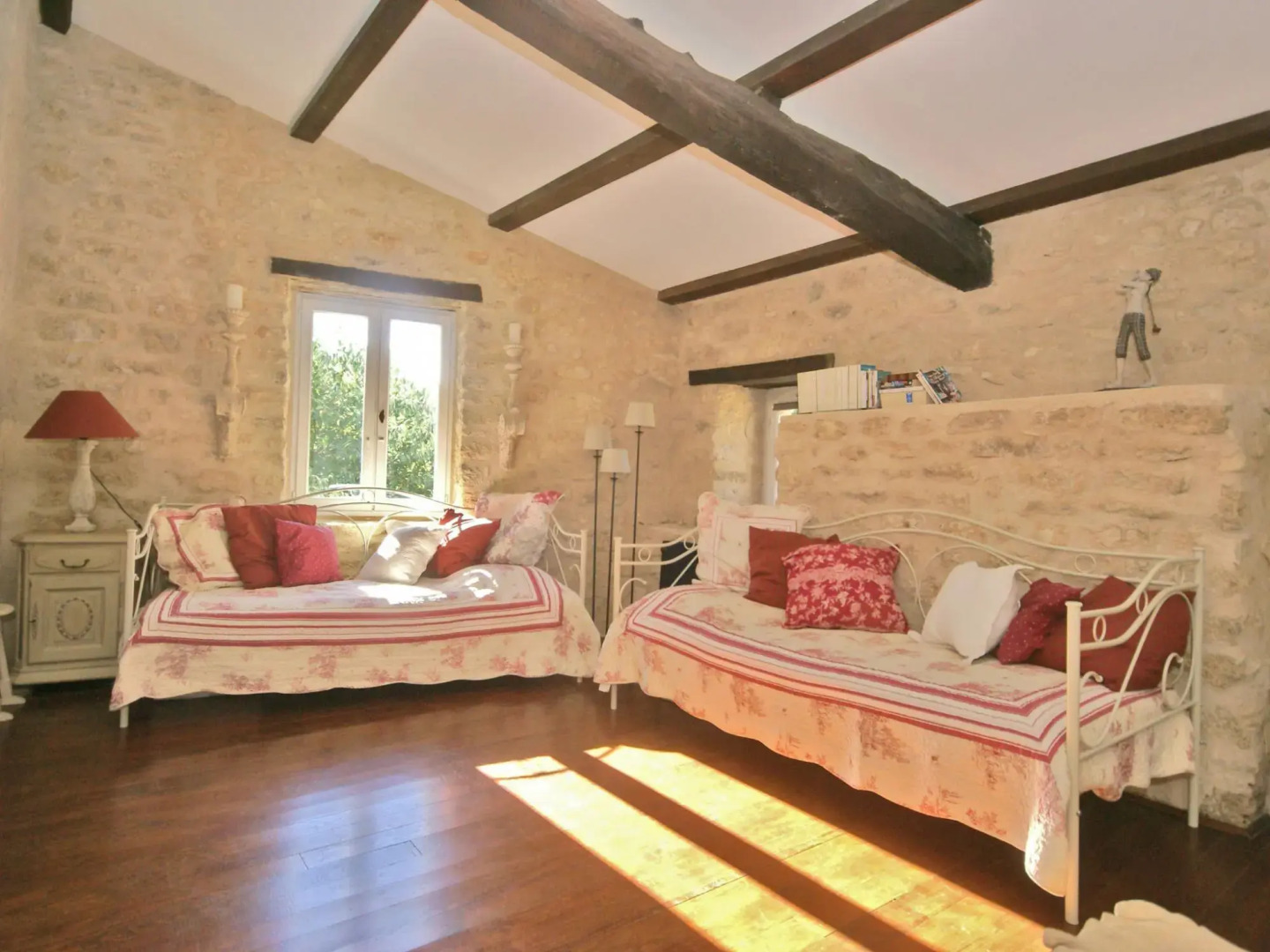 Splendid Villa in Viens With Swimming Pool