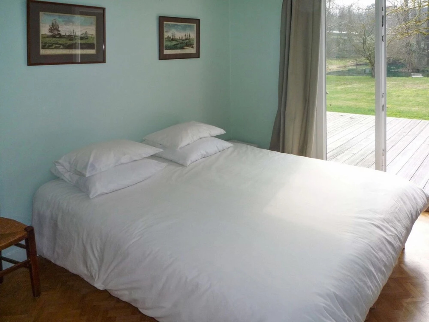 Beautiful Poissy Family Home With 5 Bedrooms, Large Garden and own Pon