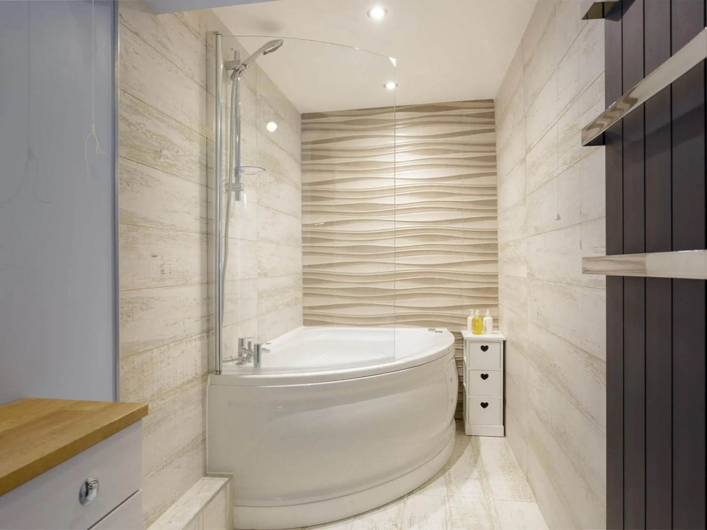 Stopover at ALBANY GARDEN APARTMENT with great outdoor space