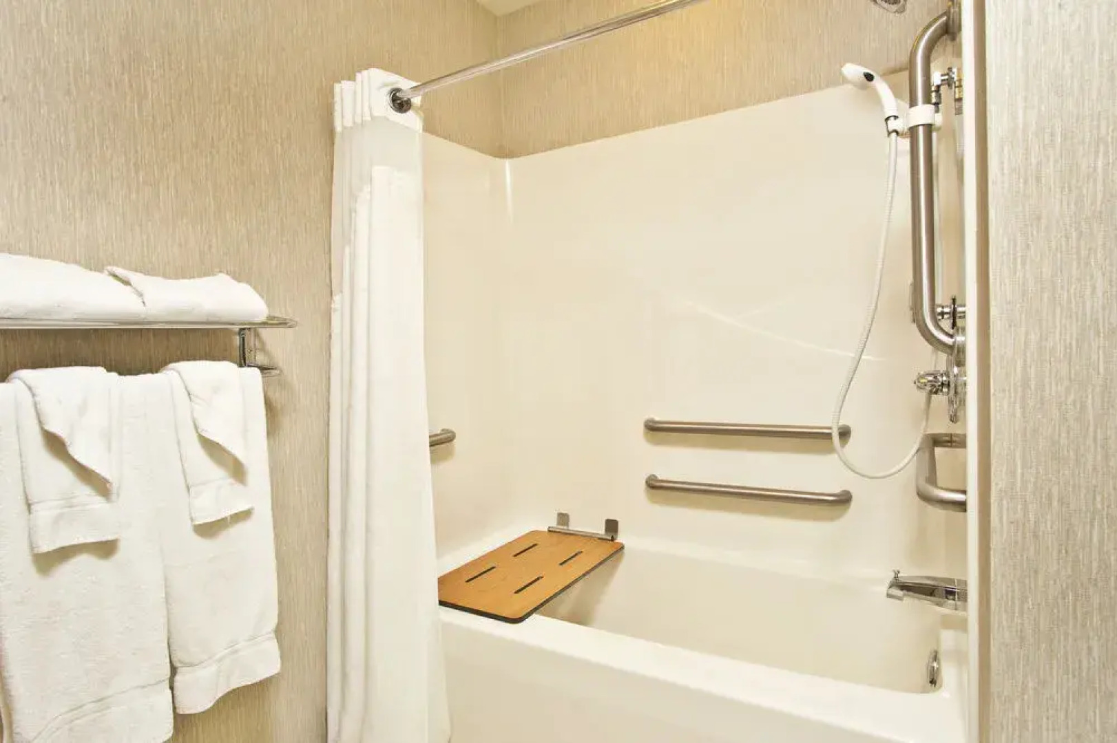 Holiday Inn & Suites Green Bay Stadium by IHG