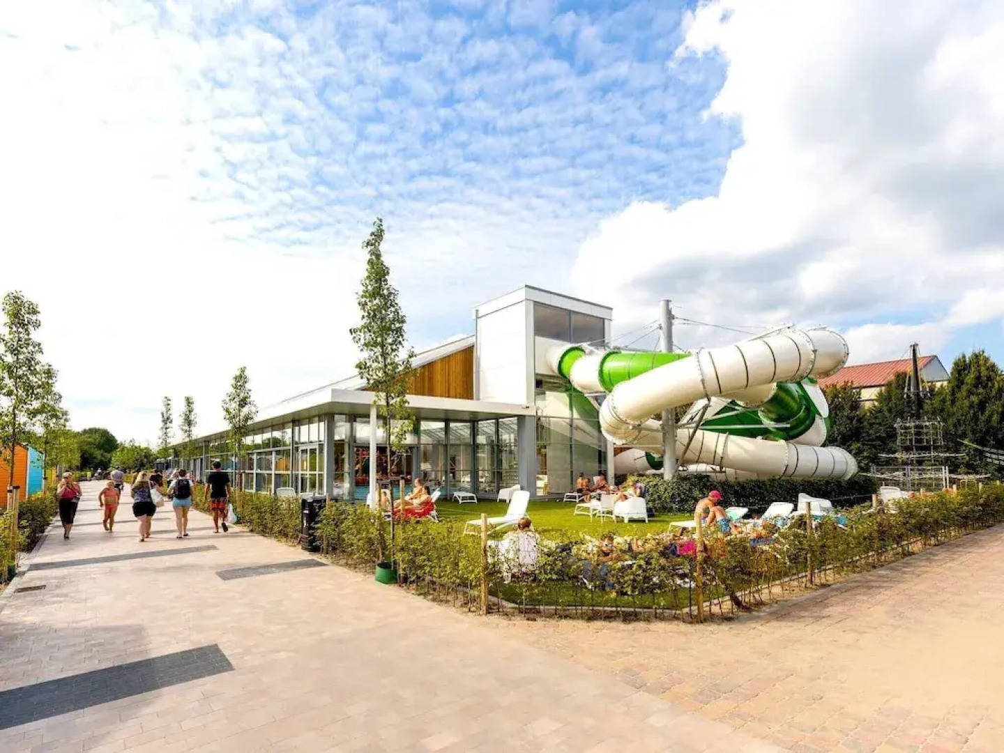 Luxury Villa With Outdoor Kitchen and Lake View