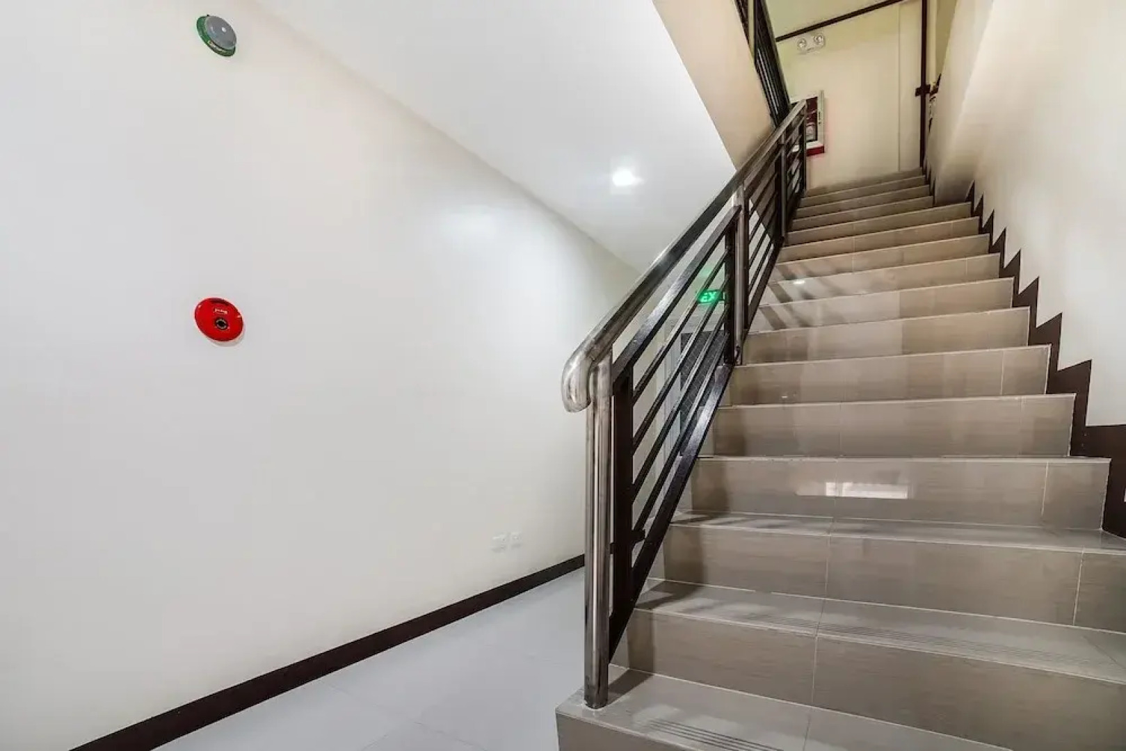 OYO 256 Sakura Suites