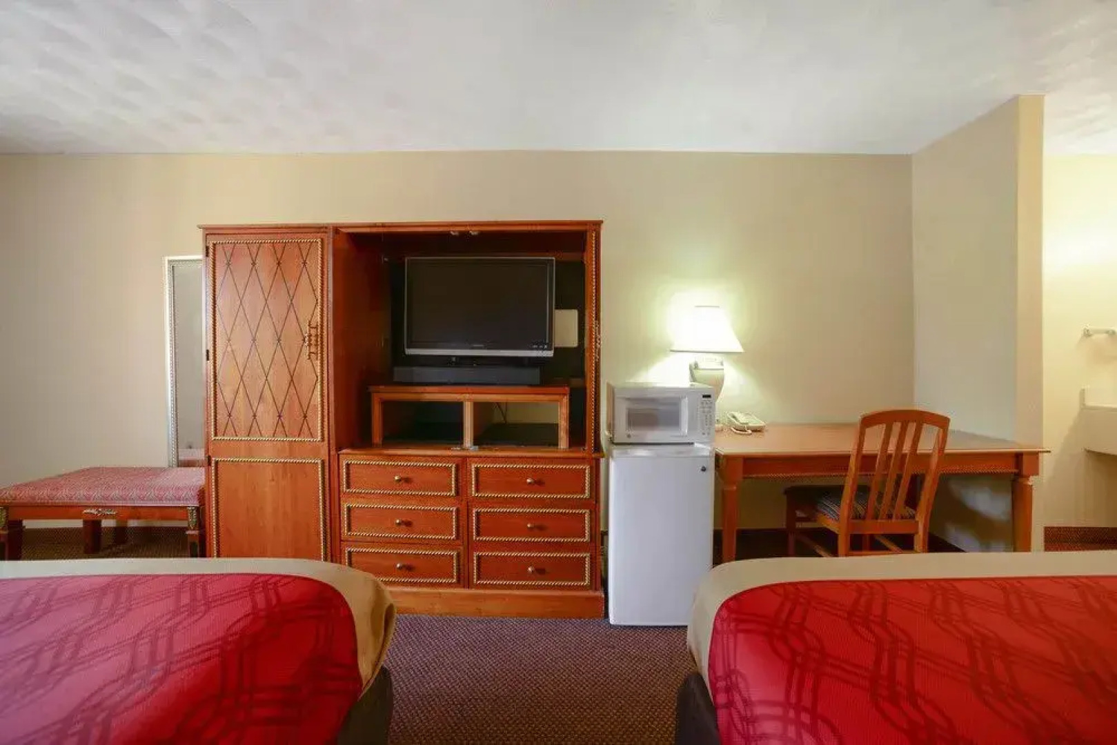 Econo Lodge Inn & Suites