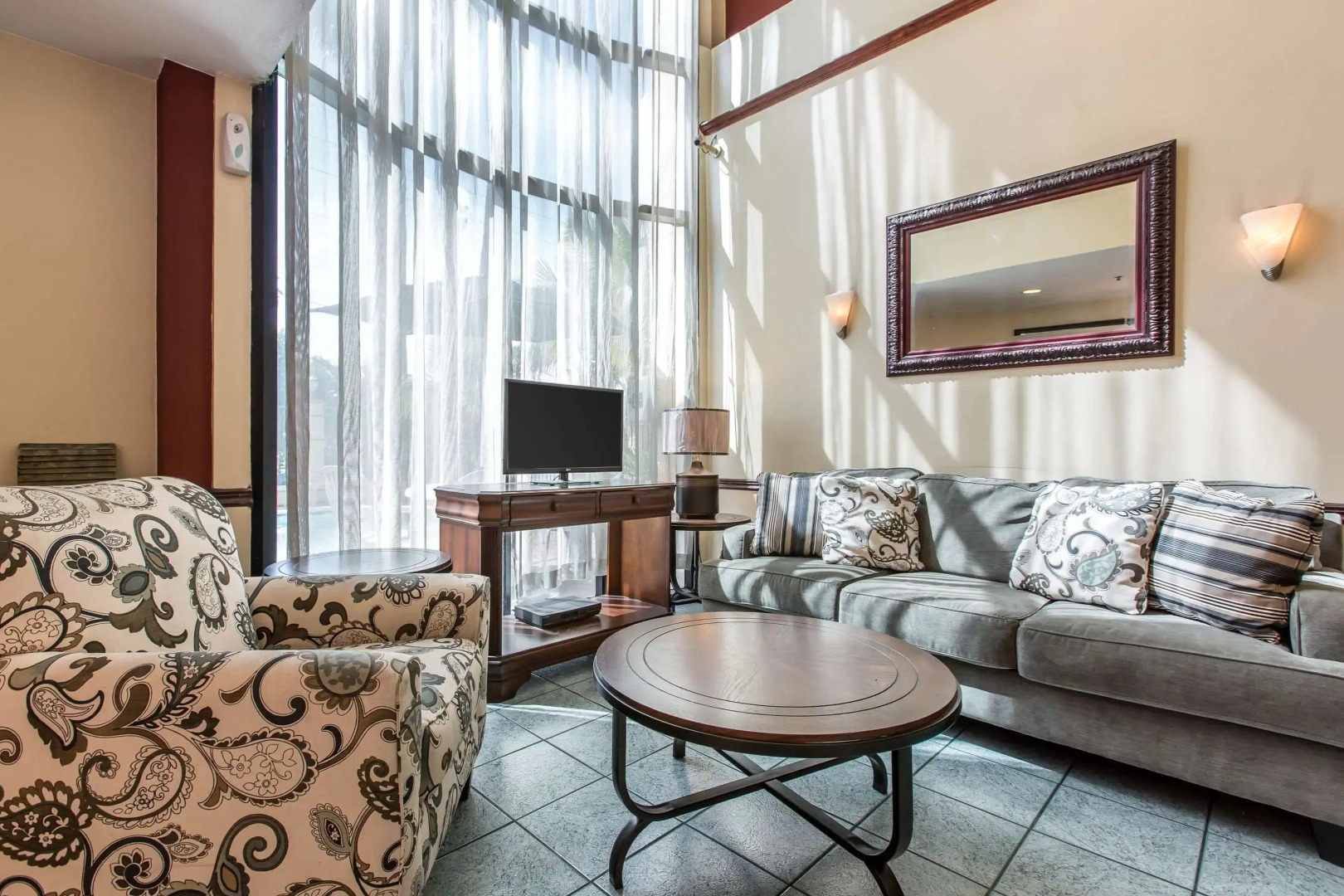 Econo Lodge Inn & Suites Riverside - Corona