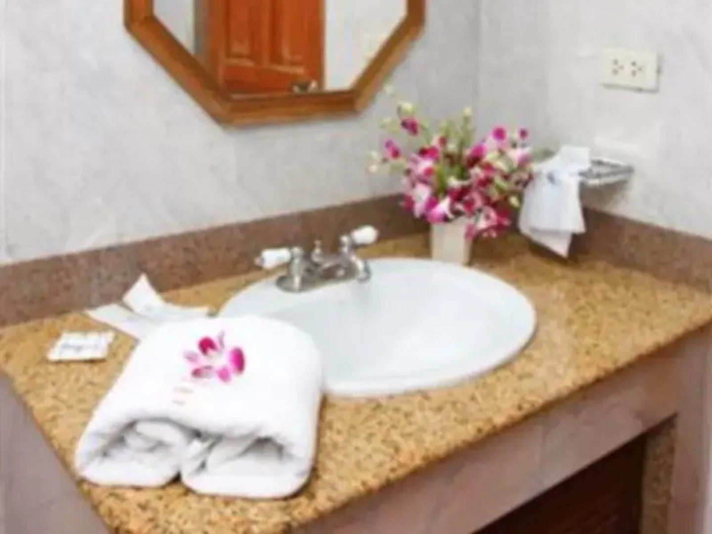 13 Coins Tower Hotel Tiwanon