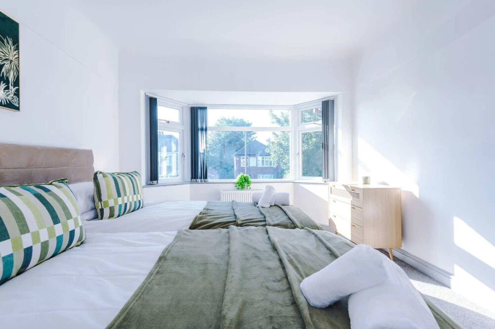 Premium 3 bed Detached House - off Road Parking - Bromborough