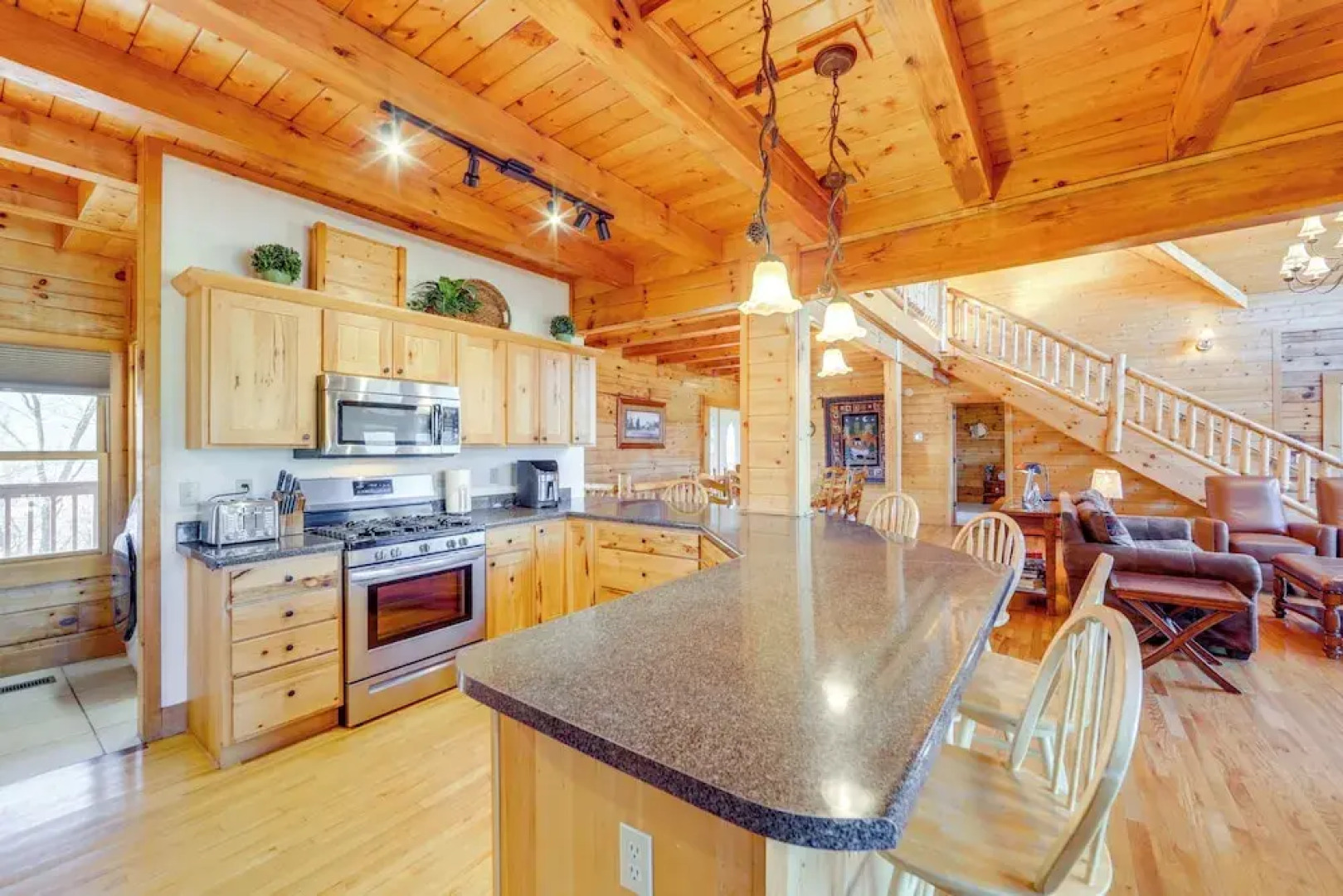 Luxury Mountain Cabin With Hot Tub & Pool Table!