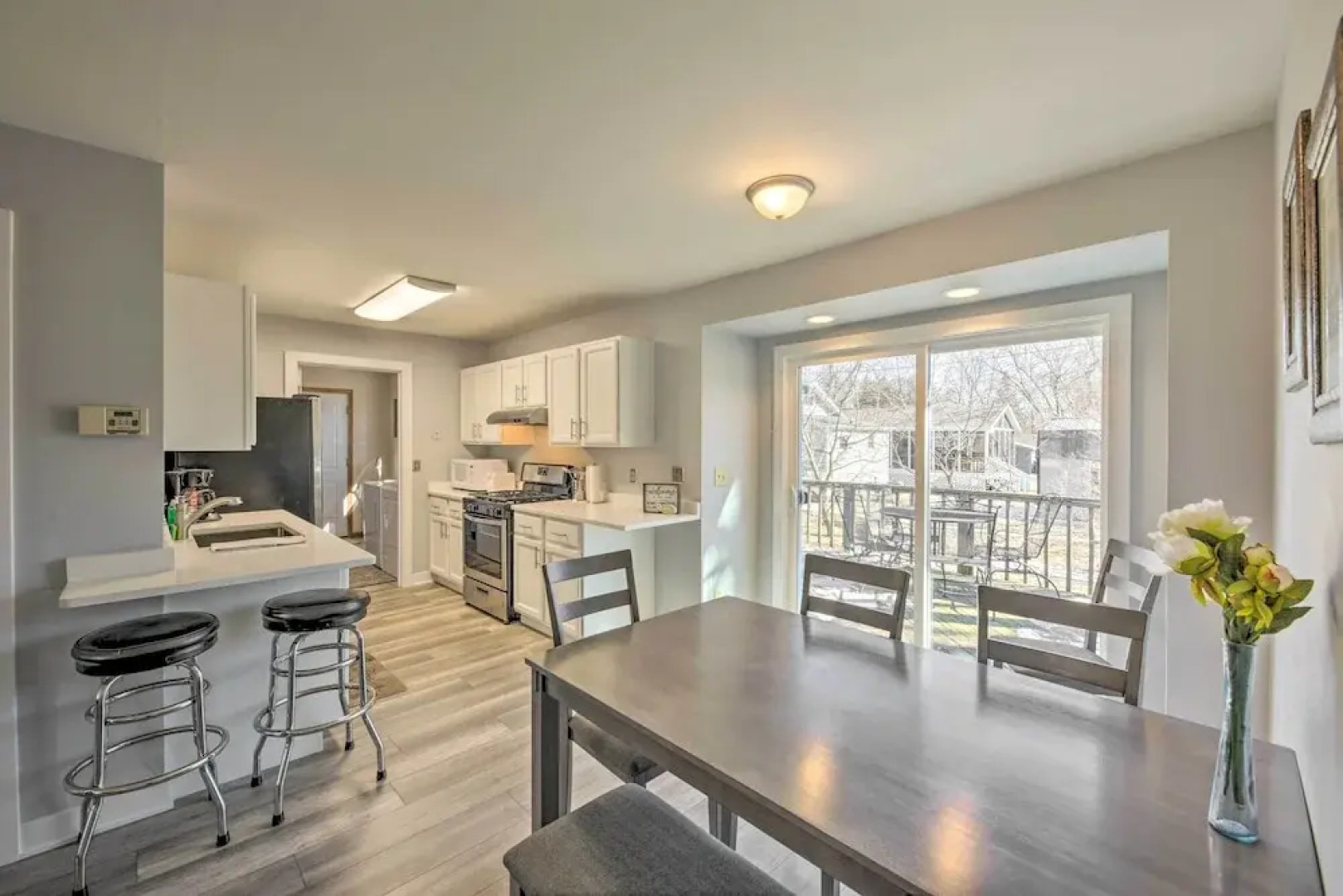 Twin Lakes Escape w/ Deck < 1 Mi to Beach!