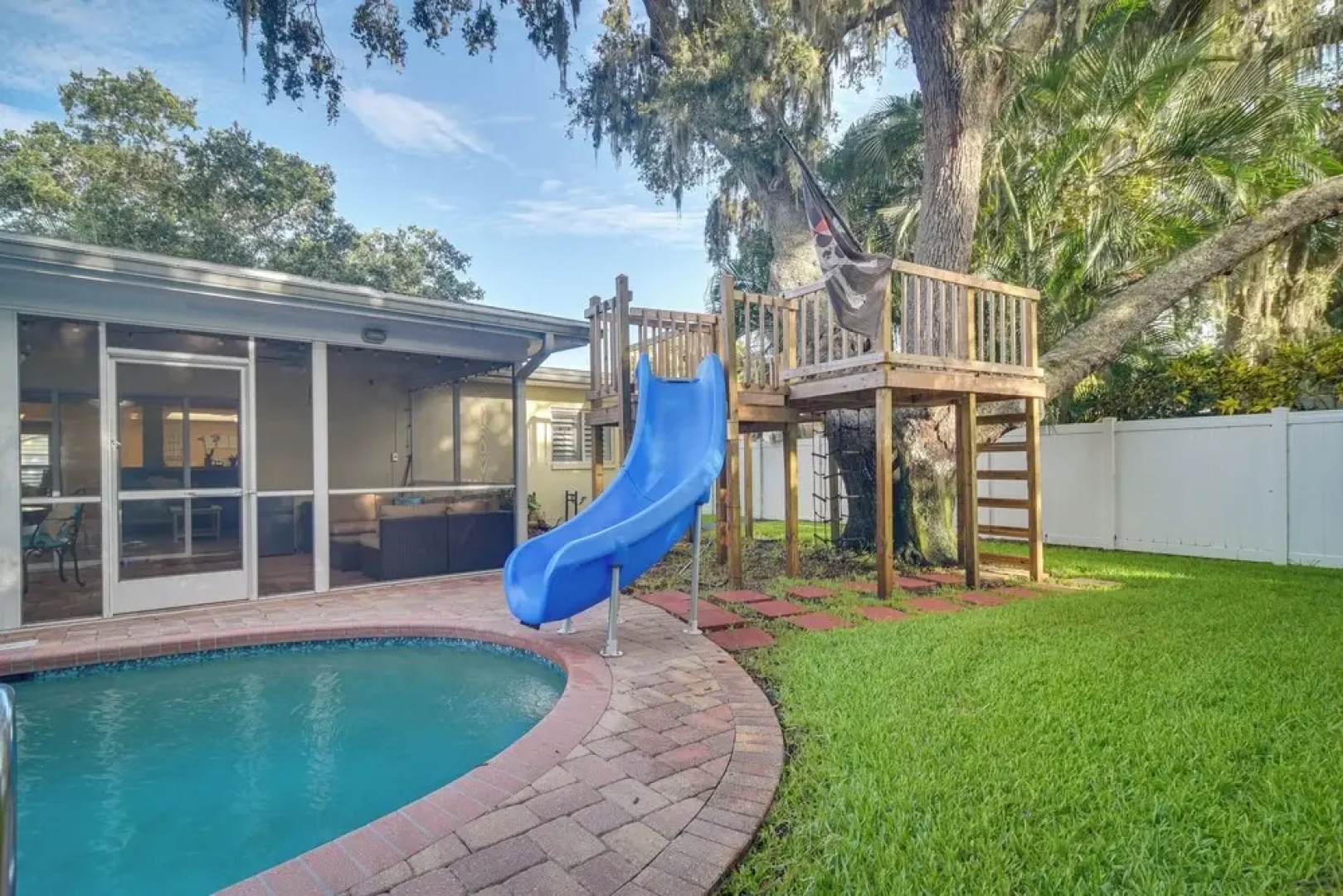 Private Pool, Slide & Treehouse: Largo Retreat