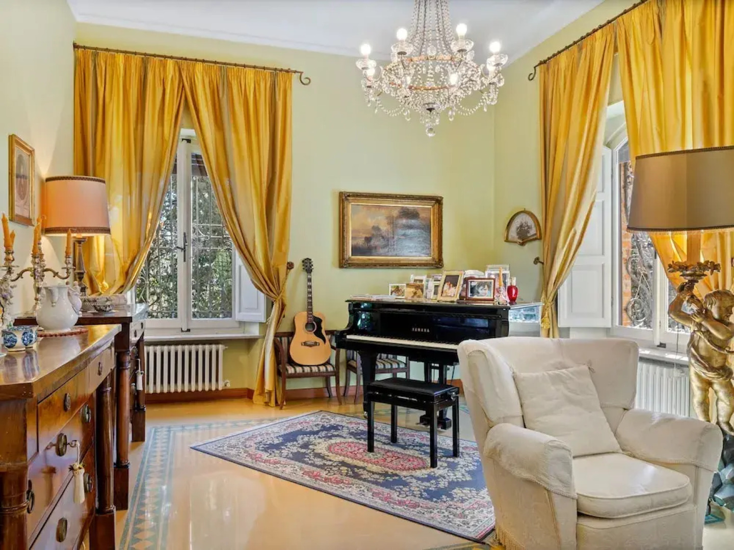 Plush Holiday Home in Macerata with Jacuzzi