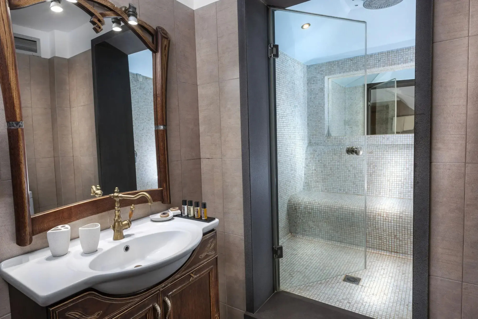 Iakovakis Suites & Spa