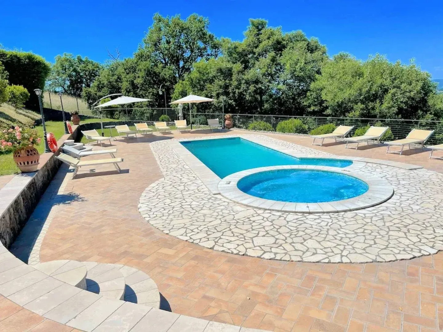 Charming Villa in Umbria - Sleeps 16 - Lake View - Pool, Jacuzzi and Events Room