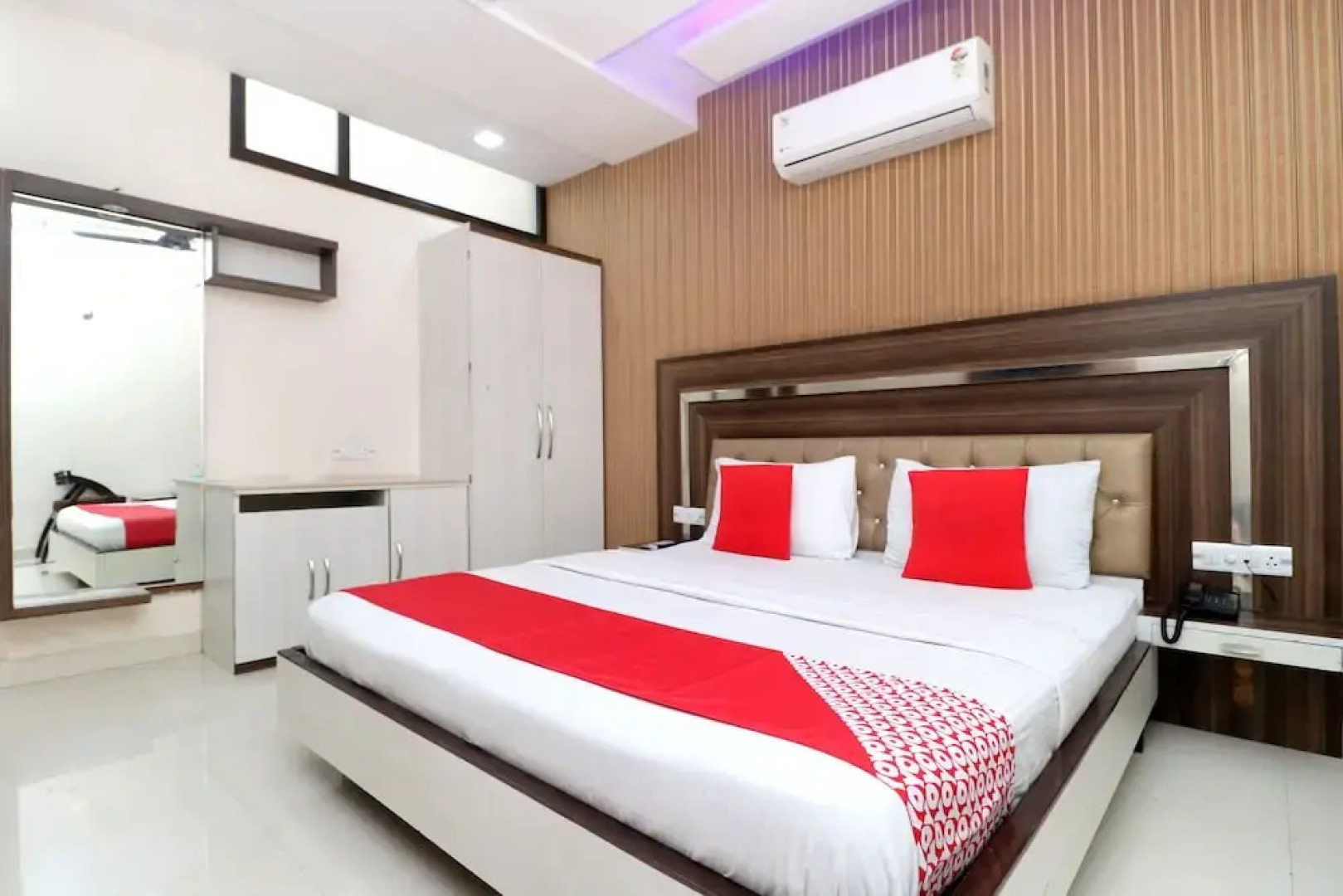 OYO 28122 Hotel C M Plaza