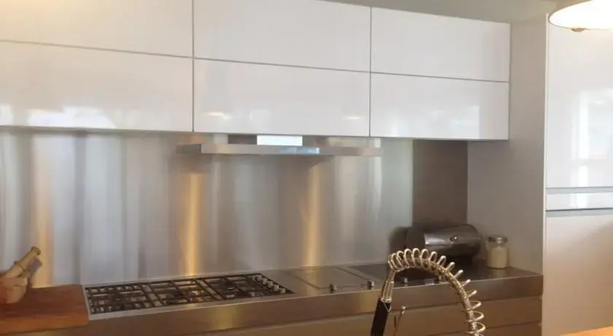 The Lakehouse Apartment