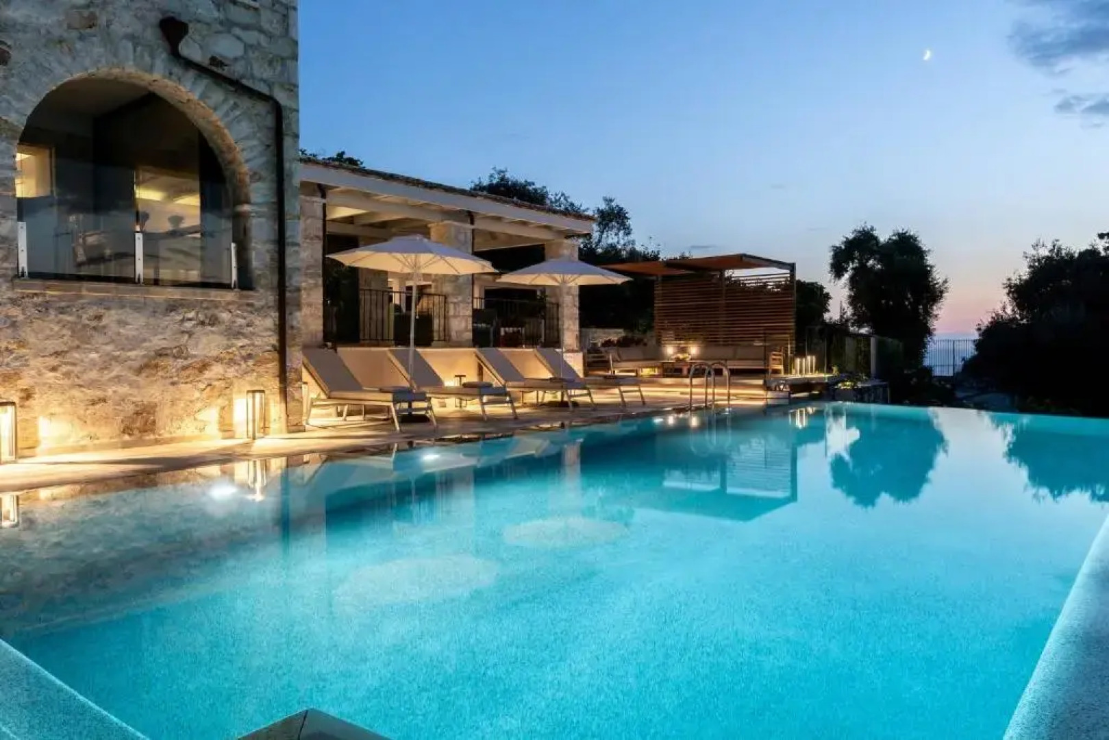 Luxurious 4 bedroom villa Xris with infinity pool and beach access