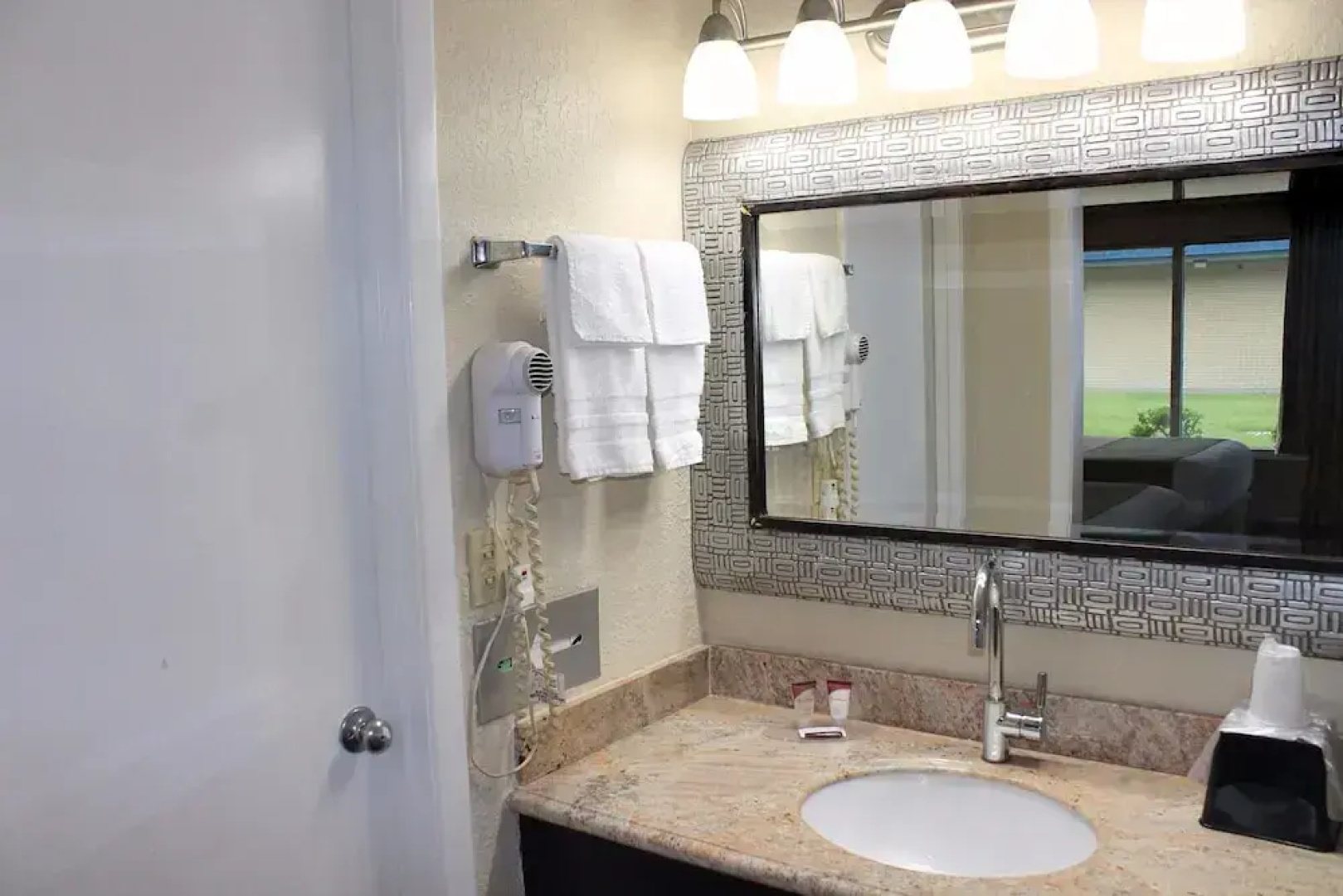 Residence Hub Inn & Suites