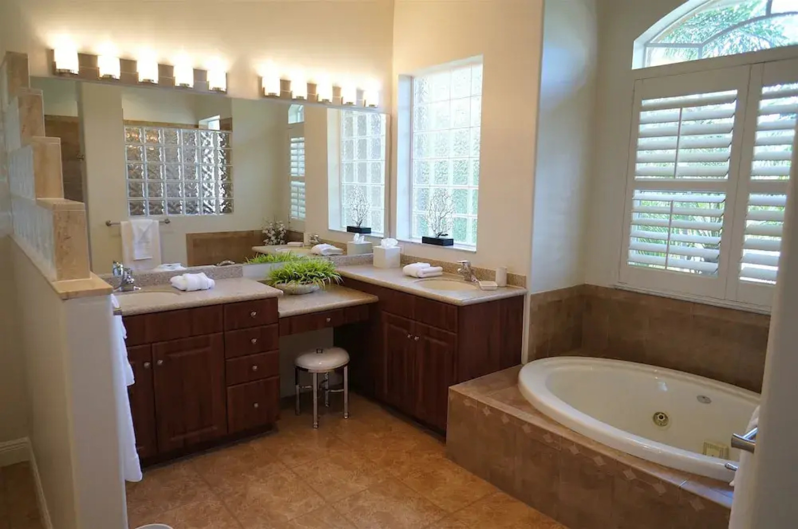 Alicia in Walking Distance to Yacht Club 1014