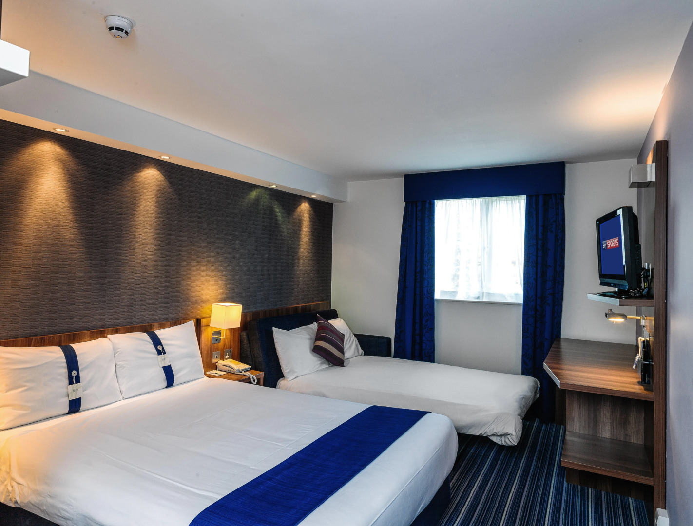 Holiday Inn Express London Gatwick - Crawley by IHG