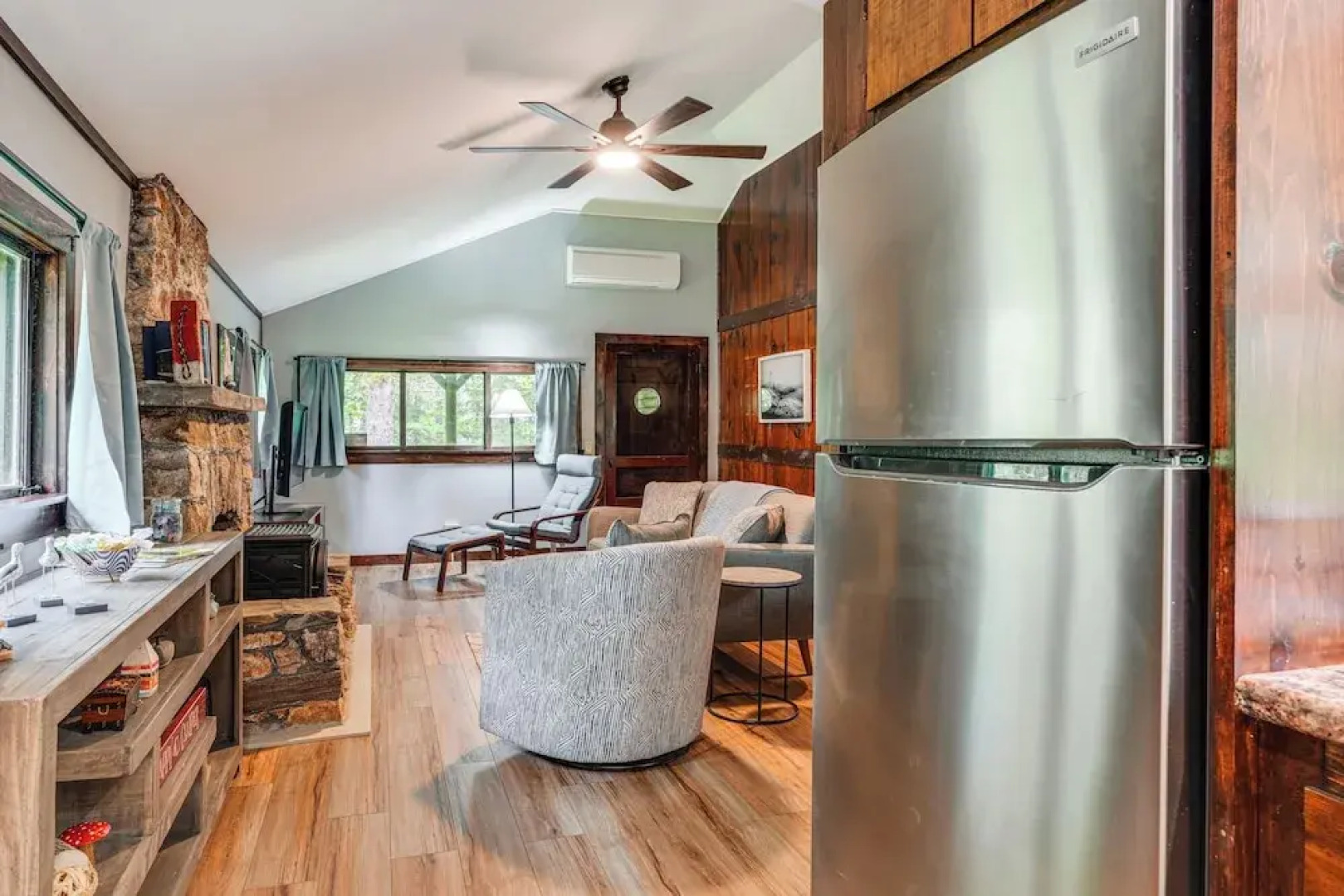 Walk to Barrett's Park: Wooded Cabin w/ Grill!