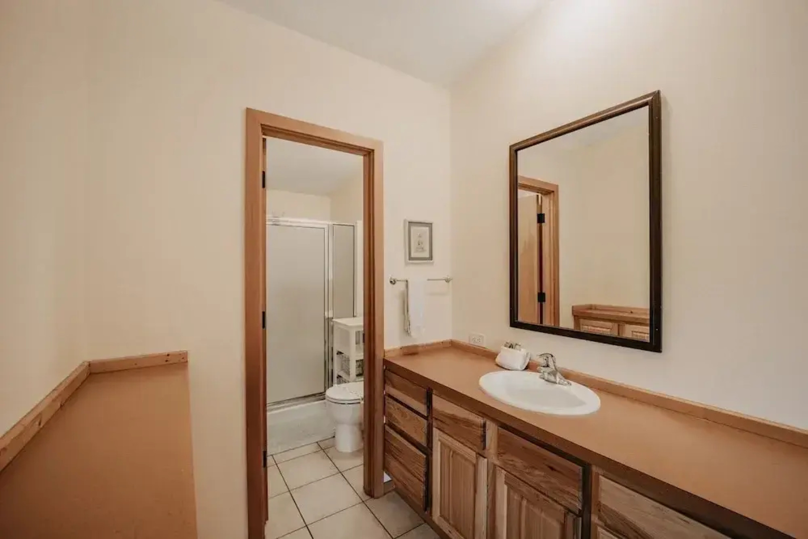 70mbr- Hot Tub - Bbq - Wi-fi - Pets Ok - Sleeps 8 3 Bedroom Home by RedAwning