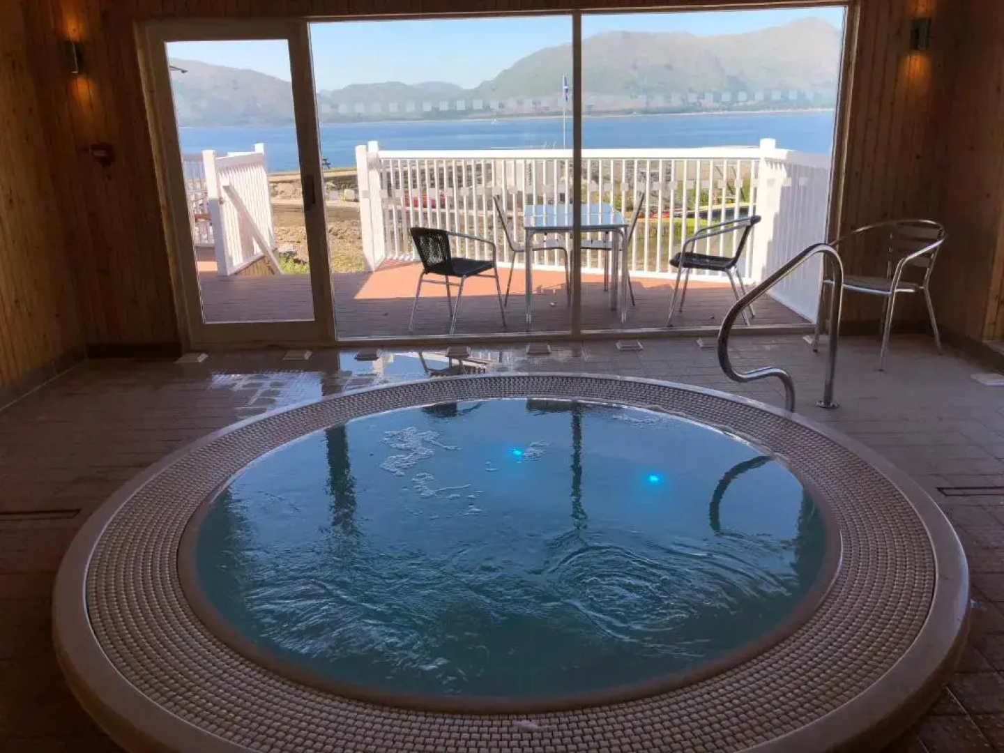 Holly Tree Hotel, Swimming Pool & Hot Tub