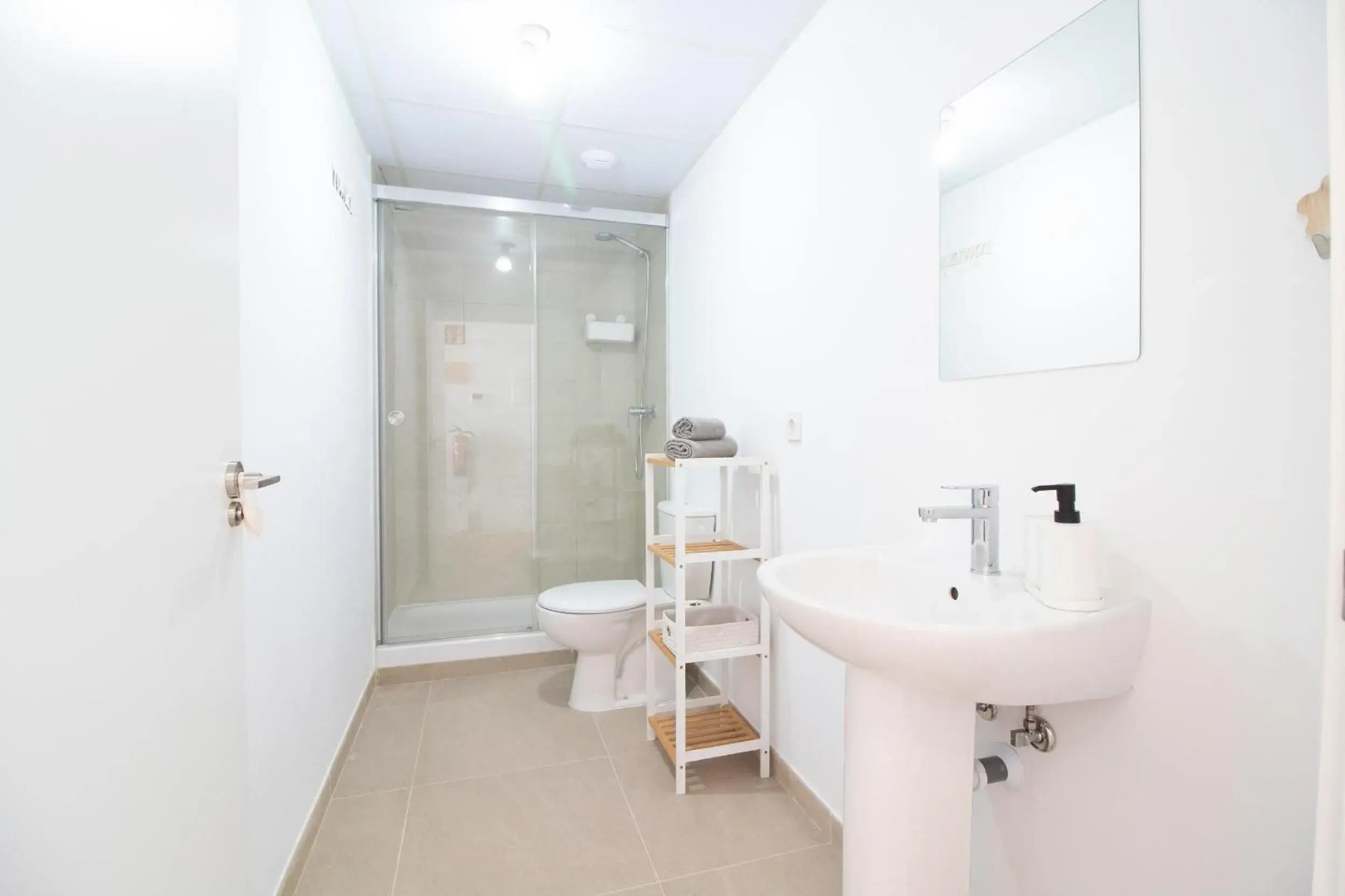 Global Properties, Moderno apartamento con terraza y vistas al mar