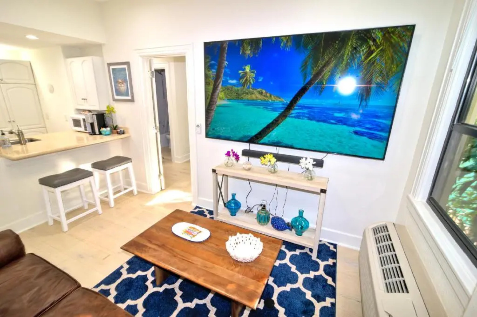 Tropical Beach Condo - Pool, Parking, 86" TV, WiFi