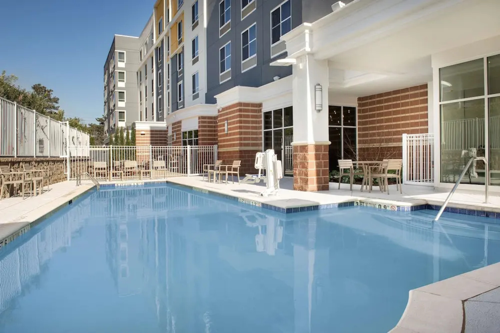 Hilton Garden Inn Columbia Airport (ex Holiday Inn & Suites Columbia-Airport)