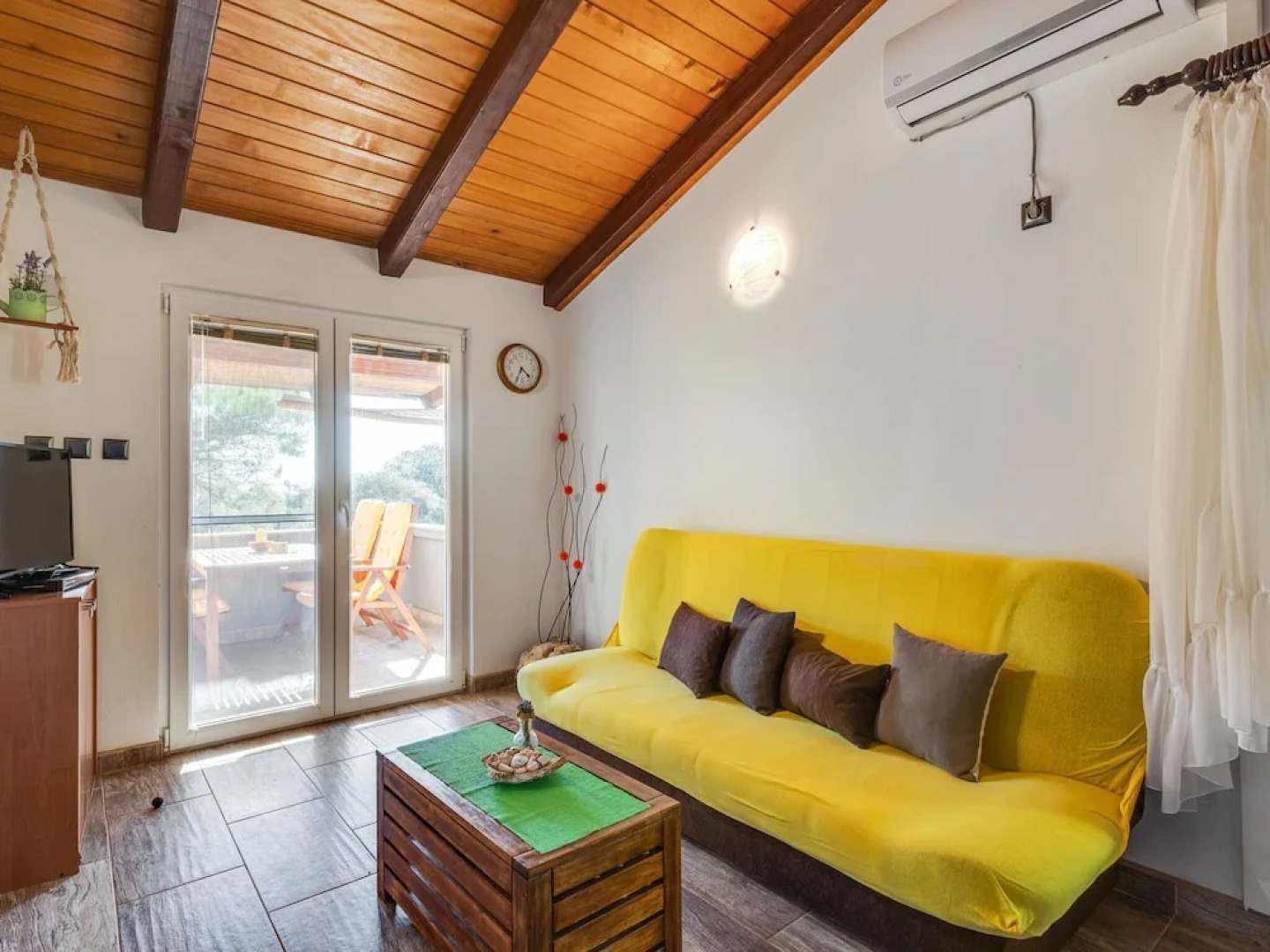 Rustic Cottage in Silba With Garden