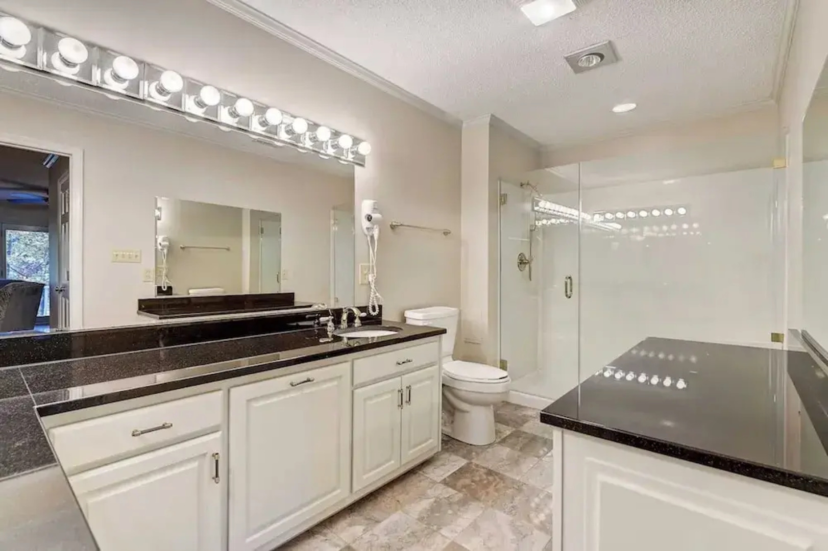 Lakefront Home Private Dock, Tiki Bar, Firepit Shore to Please by Avantstay