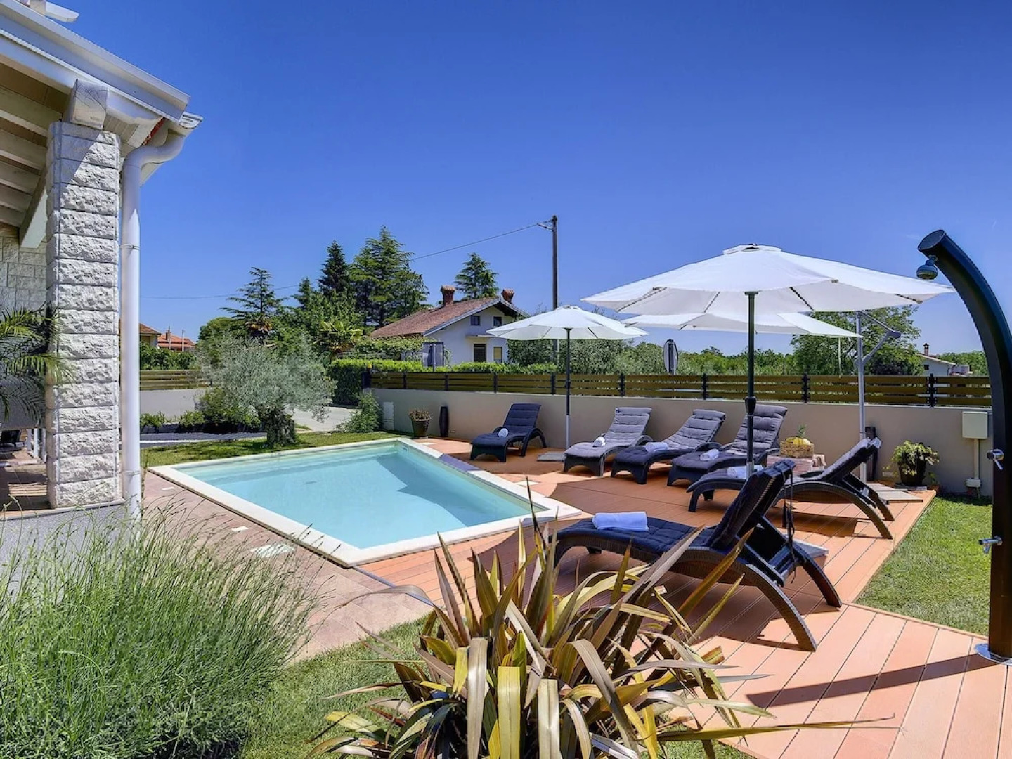 Superb Modern Villa With Pool, Large Fenced Yard Near the Beach