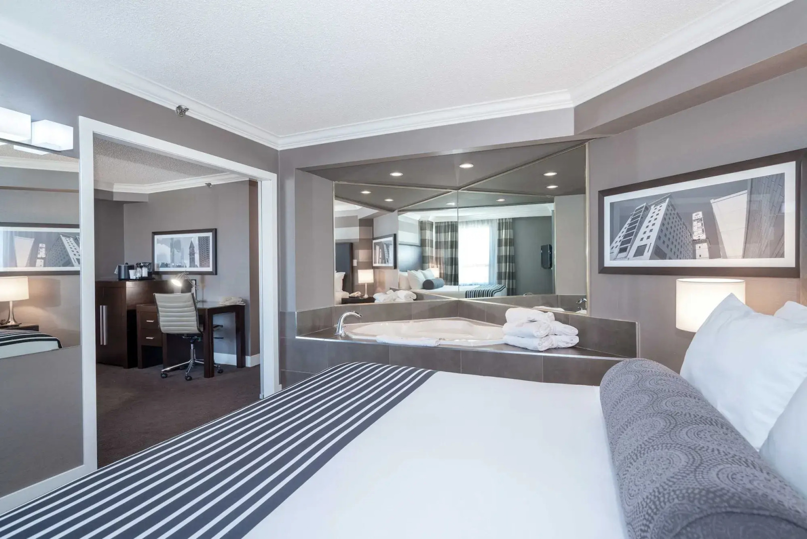 Sandman Signature Mississauga Hotel