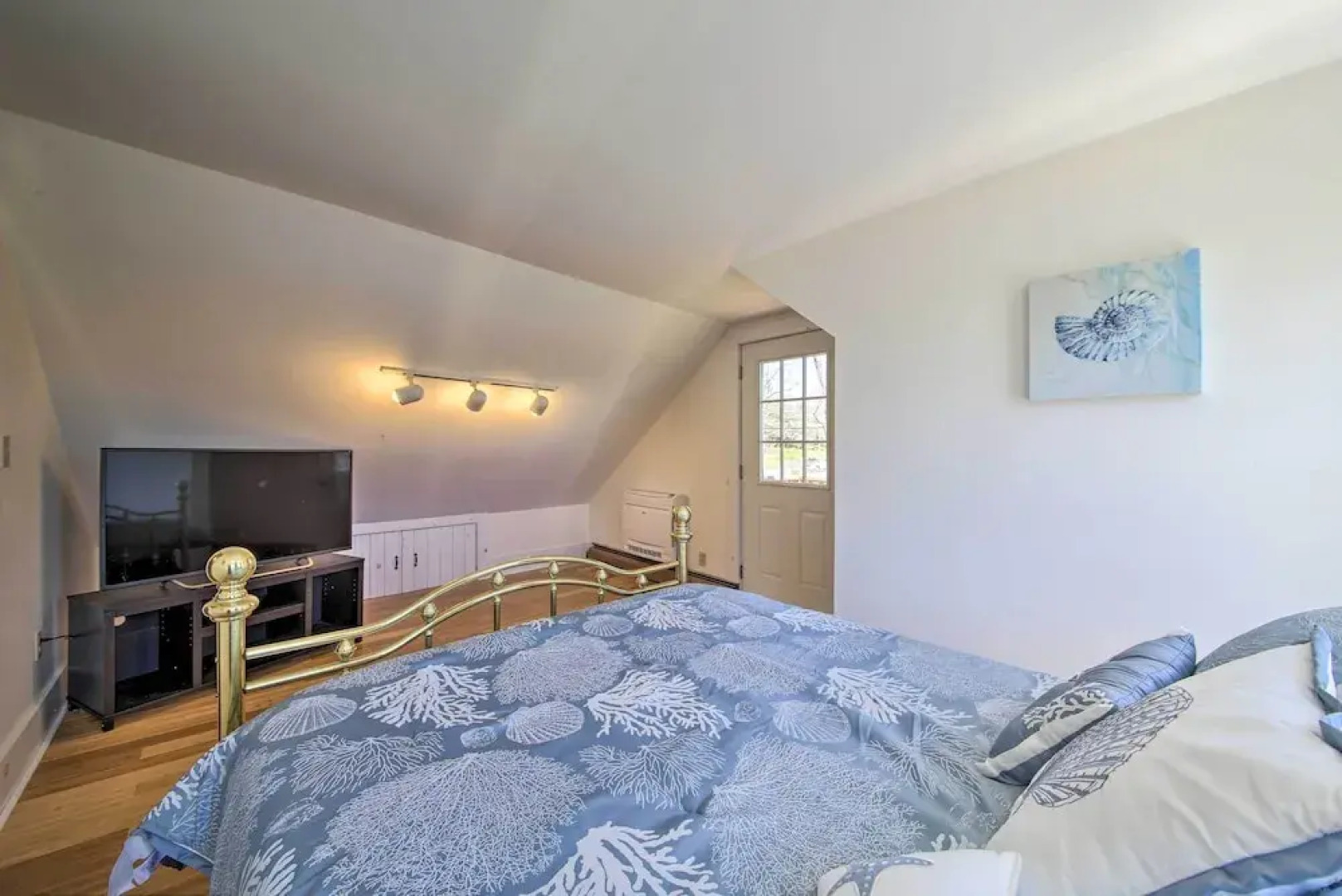 Cozy Colonial Home w/ Bay Access & Water View