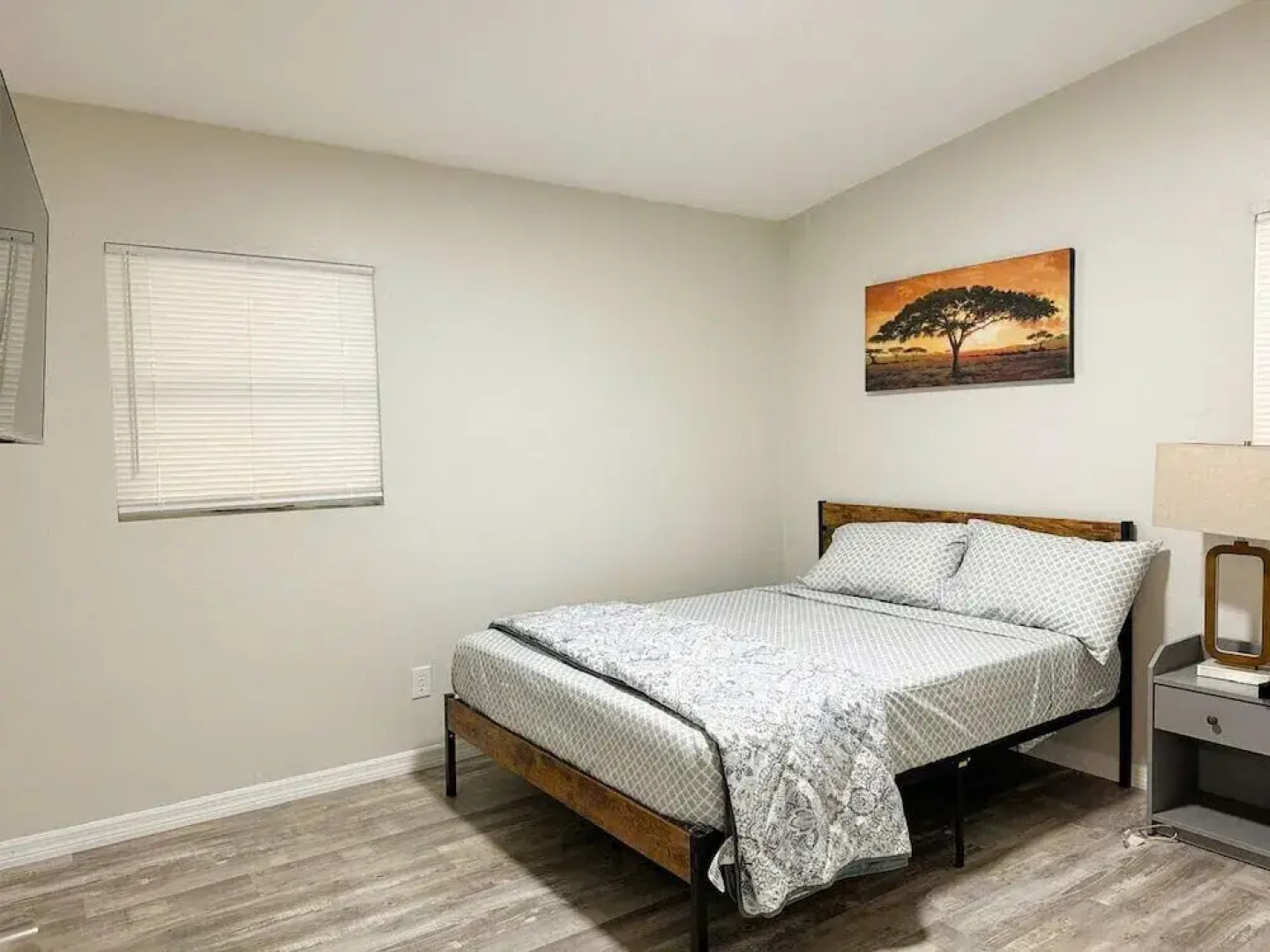 Fresh Renovated Pool Home w 5 Bedrooms Near Beach