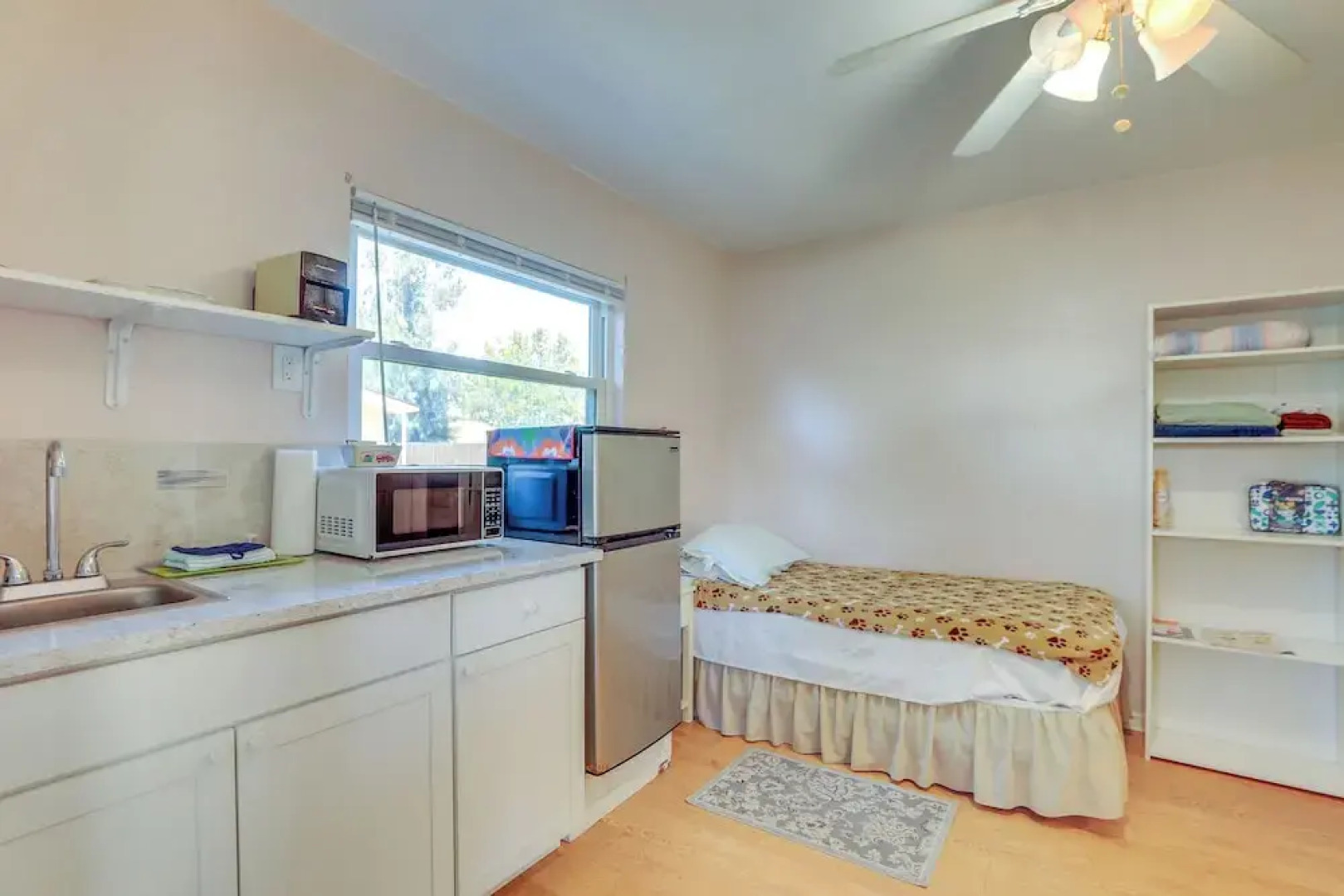 Walkable Studio in Pinellas Park w/ Desk & Patio