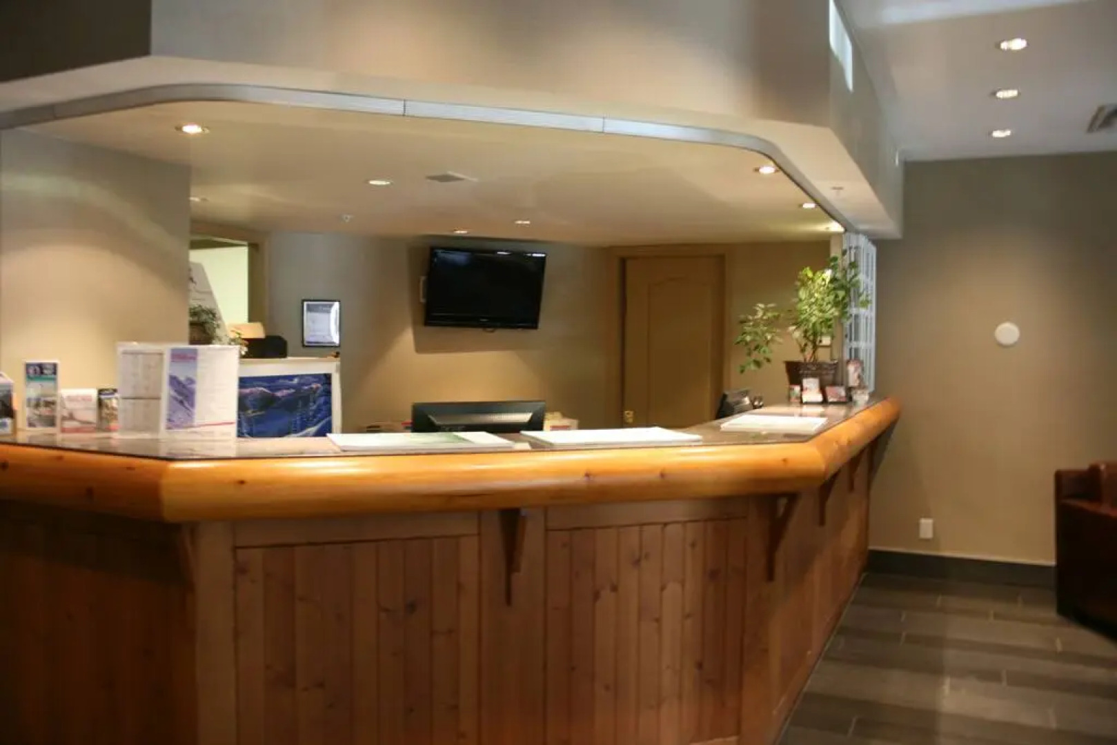 Whistler Village -  Best location - spacious - Village stroll - Walk to lift - bars - restaurants - grocery store - liquor store Deer Lodge 341