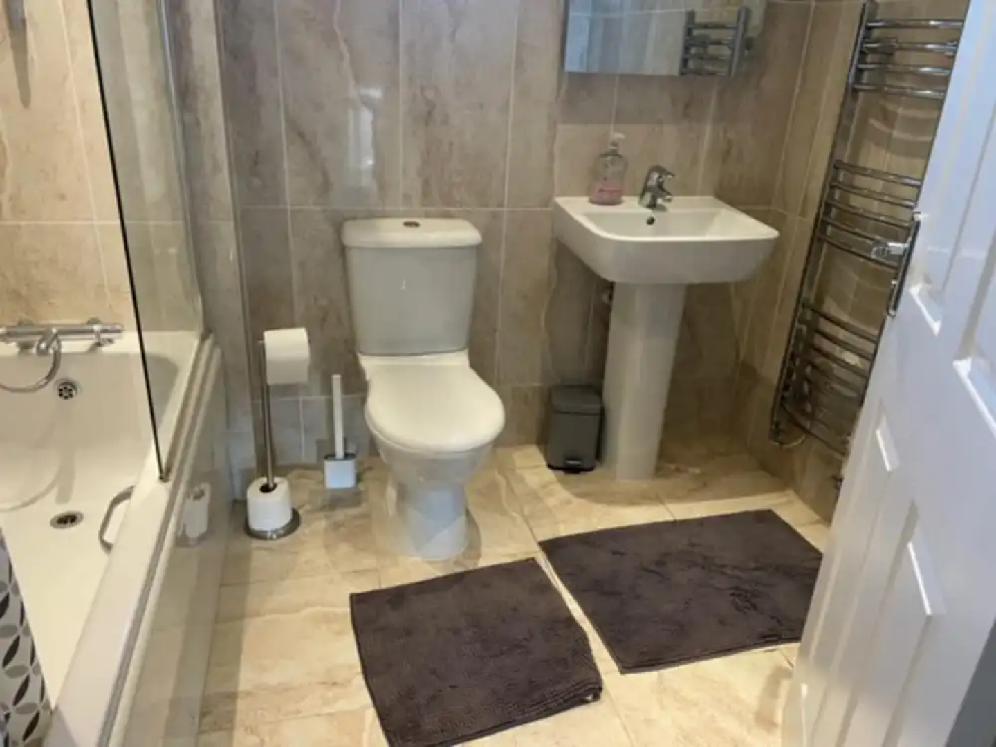 Fantastic, pet Friendly 3 Bedroom House in Bedford