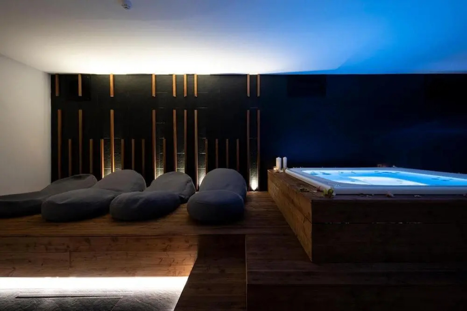 Alkamuri Posh Hotel Spa - 104 Suite Deluxe