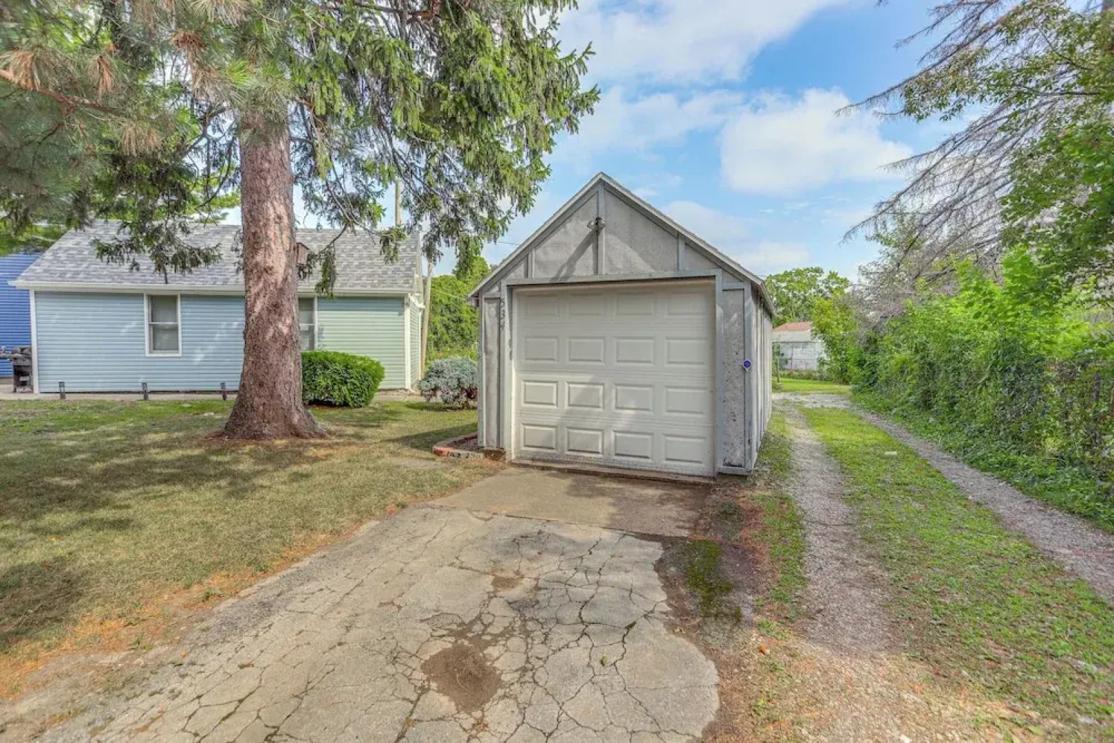 3 Mi to Cedar Point: Sunny Sandusky Home w/ Yard