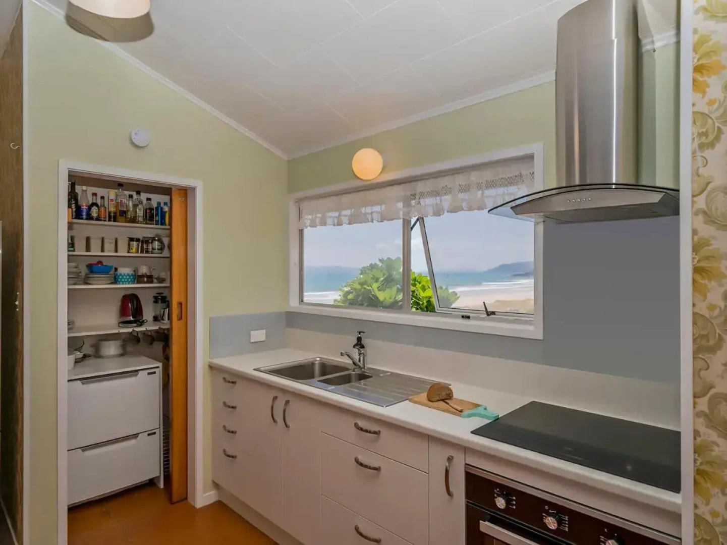 Beachfront Hideaway - Matarangi Holiday Home