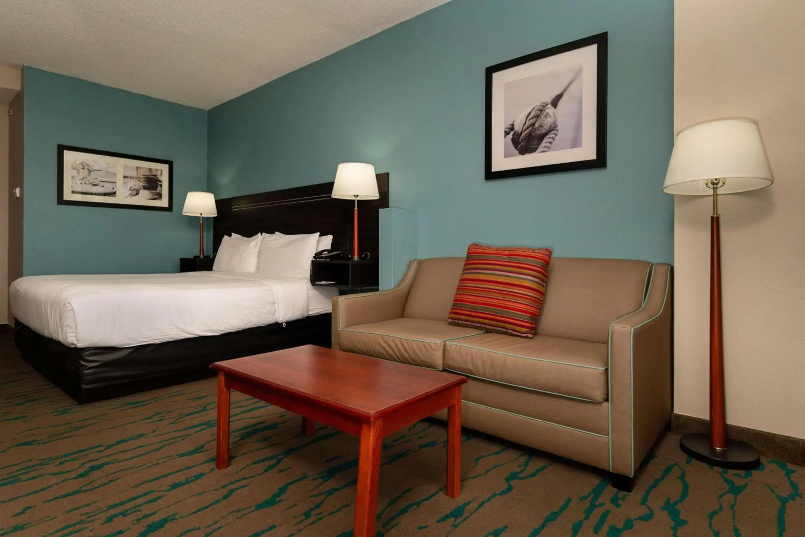 Gateway Hotel & Suites, an Ascend Collection Hotel