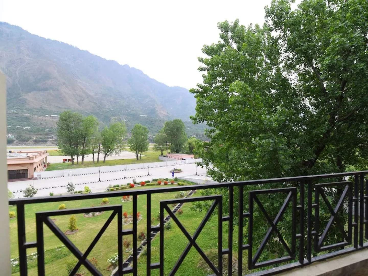 OYO 14223 Home Deluxe 2BHK Near Kullu Airport