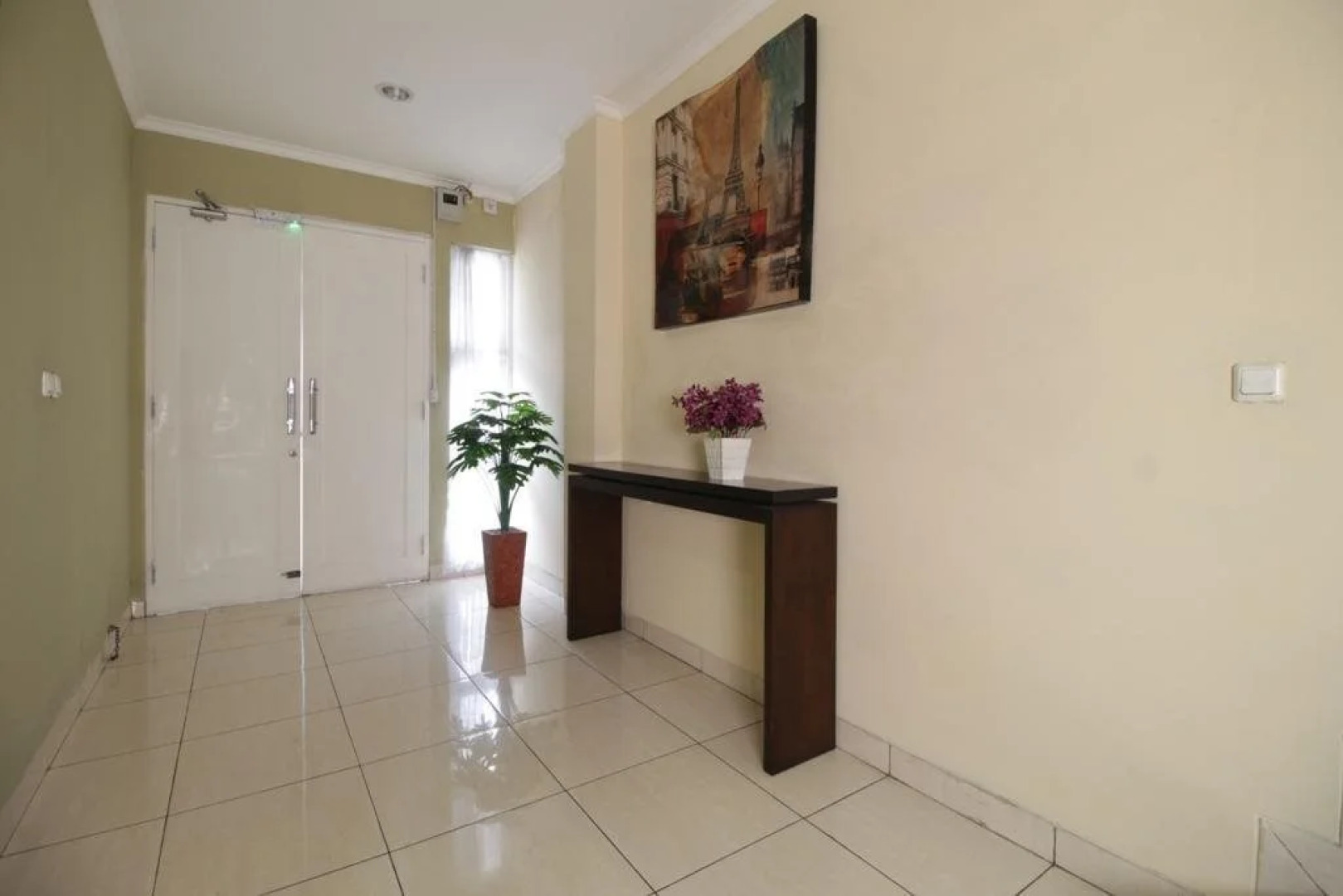 RedDoorz near Lippo Village 3