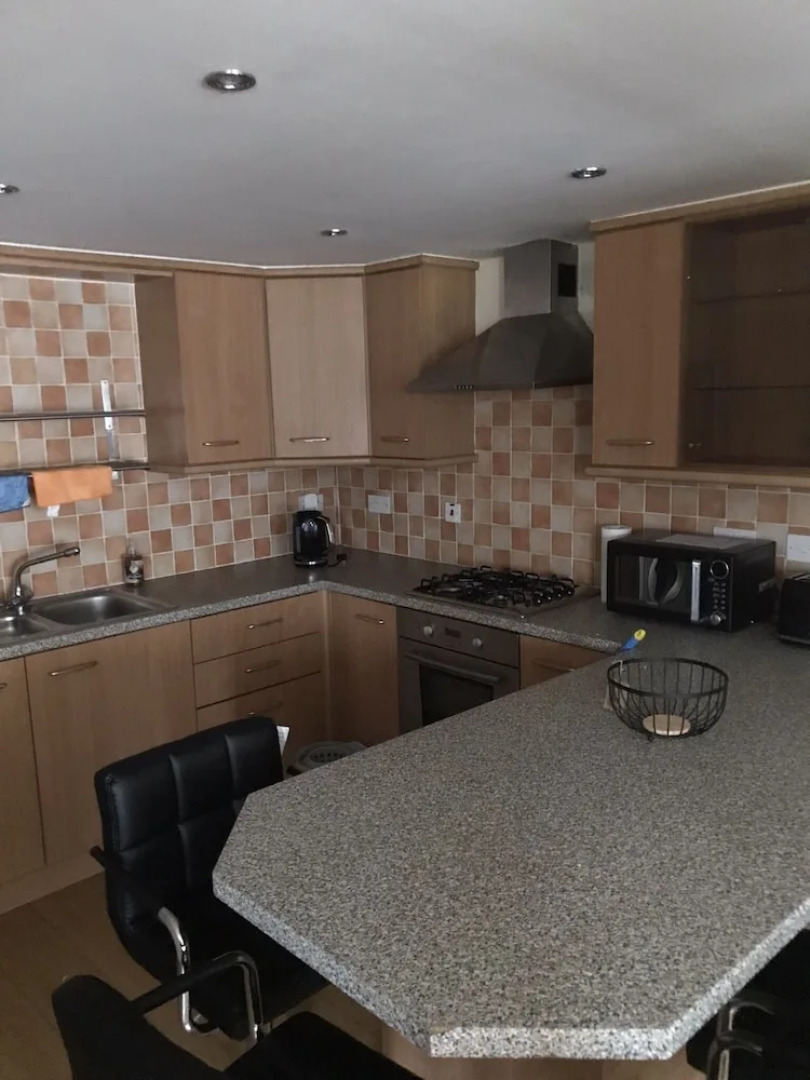 3-bed Apartment - Sleeps 6 - Parking, Wifi, Pets