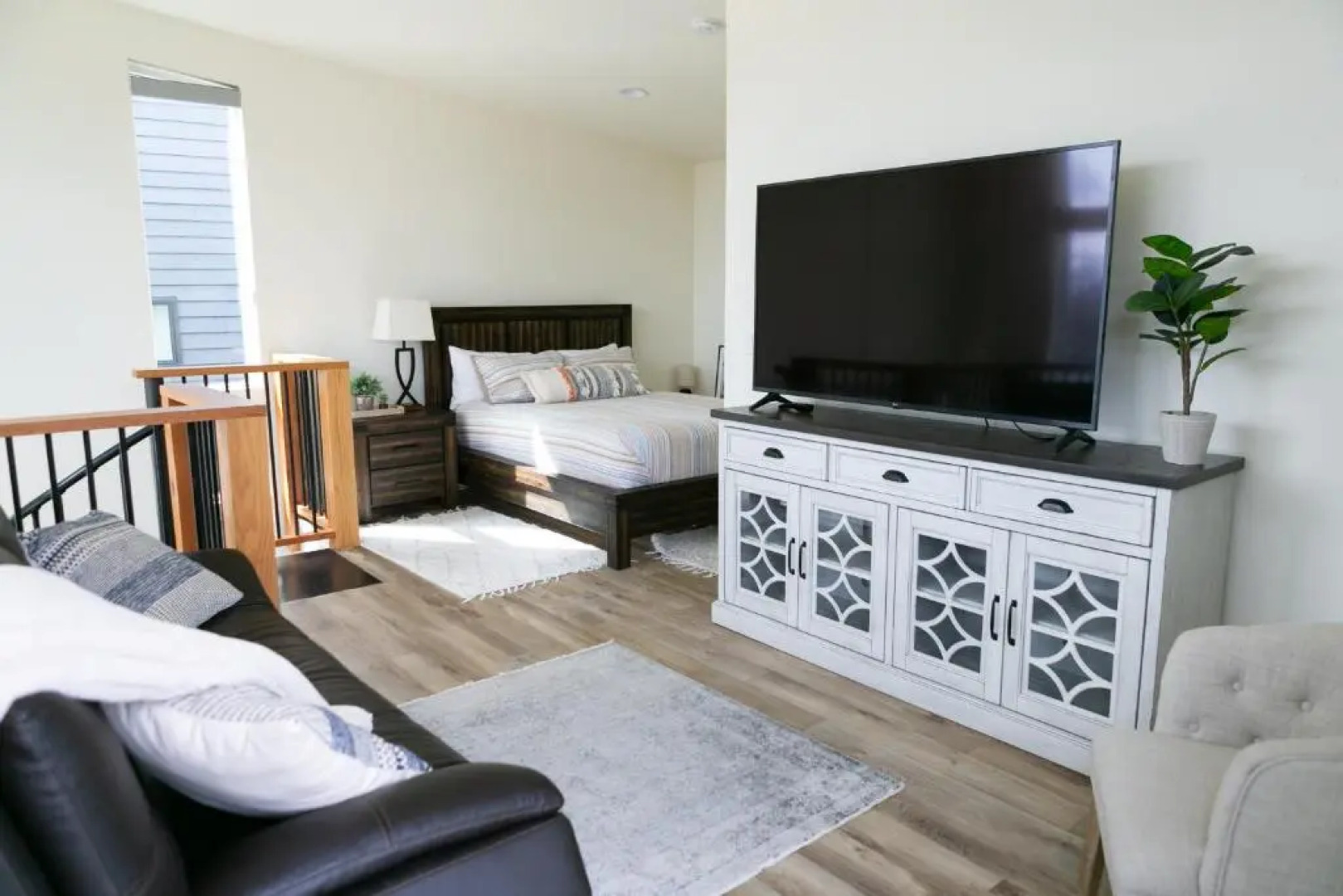 Modern Ski Chalet, 10mins to Skiing, Hot Tub & Mountain Views