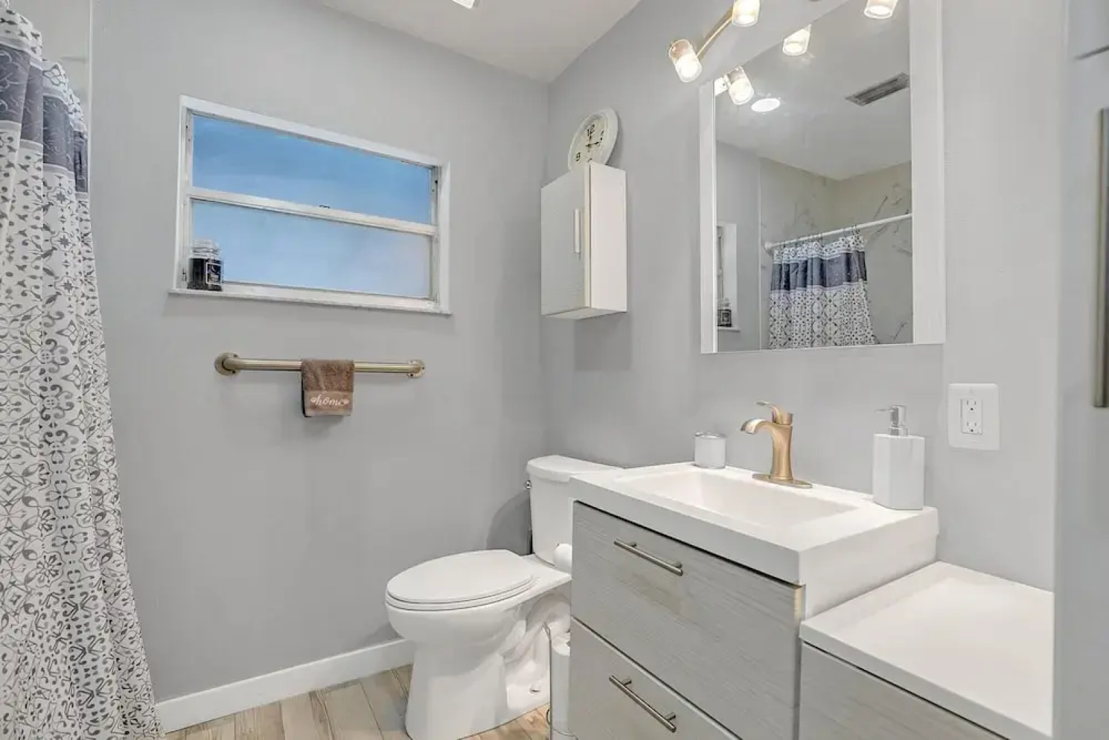 Charming Pool Home Minutes From Downtown Orlando and Winter Garden