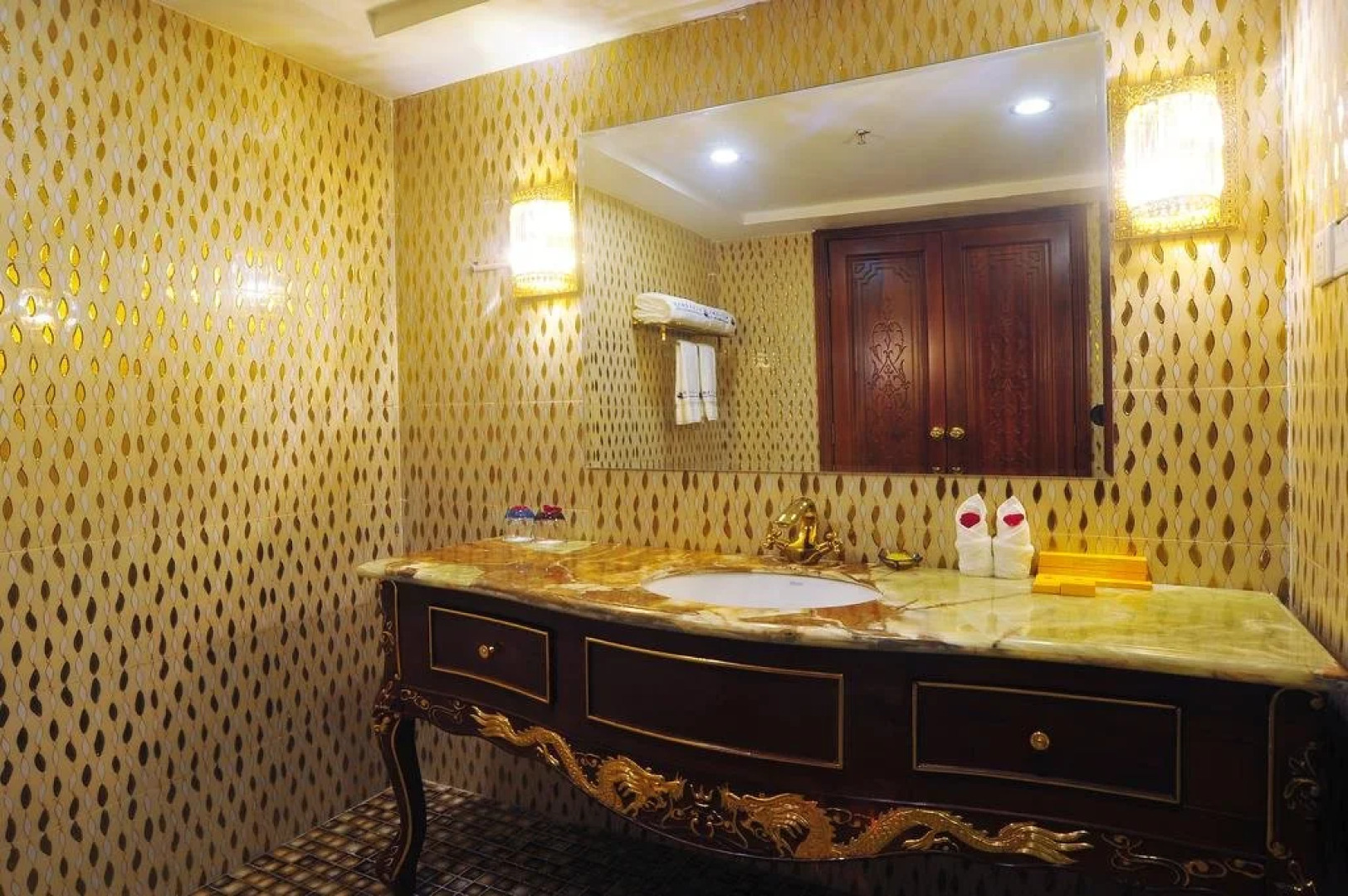 Jiulong Wenquan Hoilday Hotel